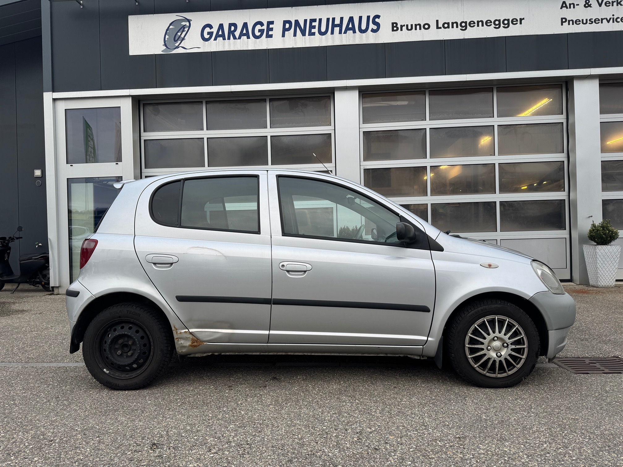 TOYOTA YARIS 1.3 — zdjęcie 4