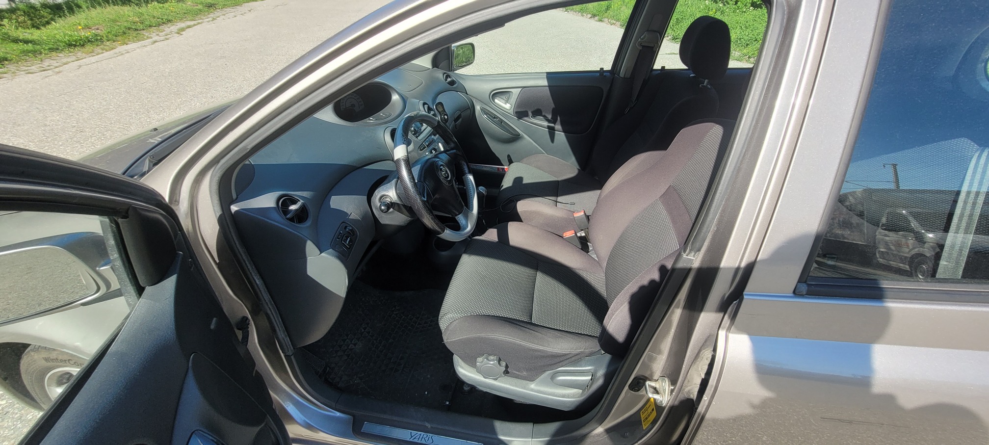 TOYOTA Yaris 1.5 TS — zdjęcie 8