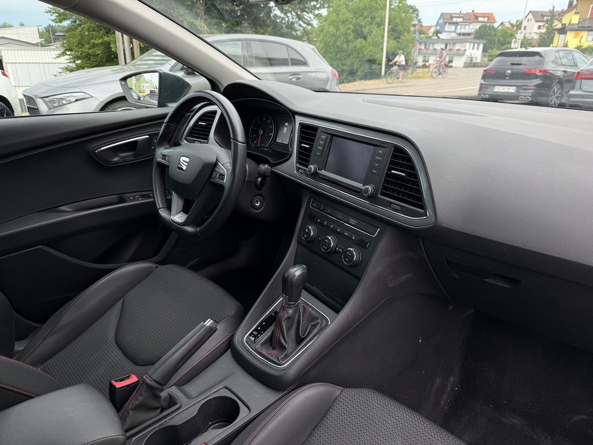 SEAT Leon 1.8 TSI DSG Automat (MFK 07.2025) — zdjęcie 12