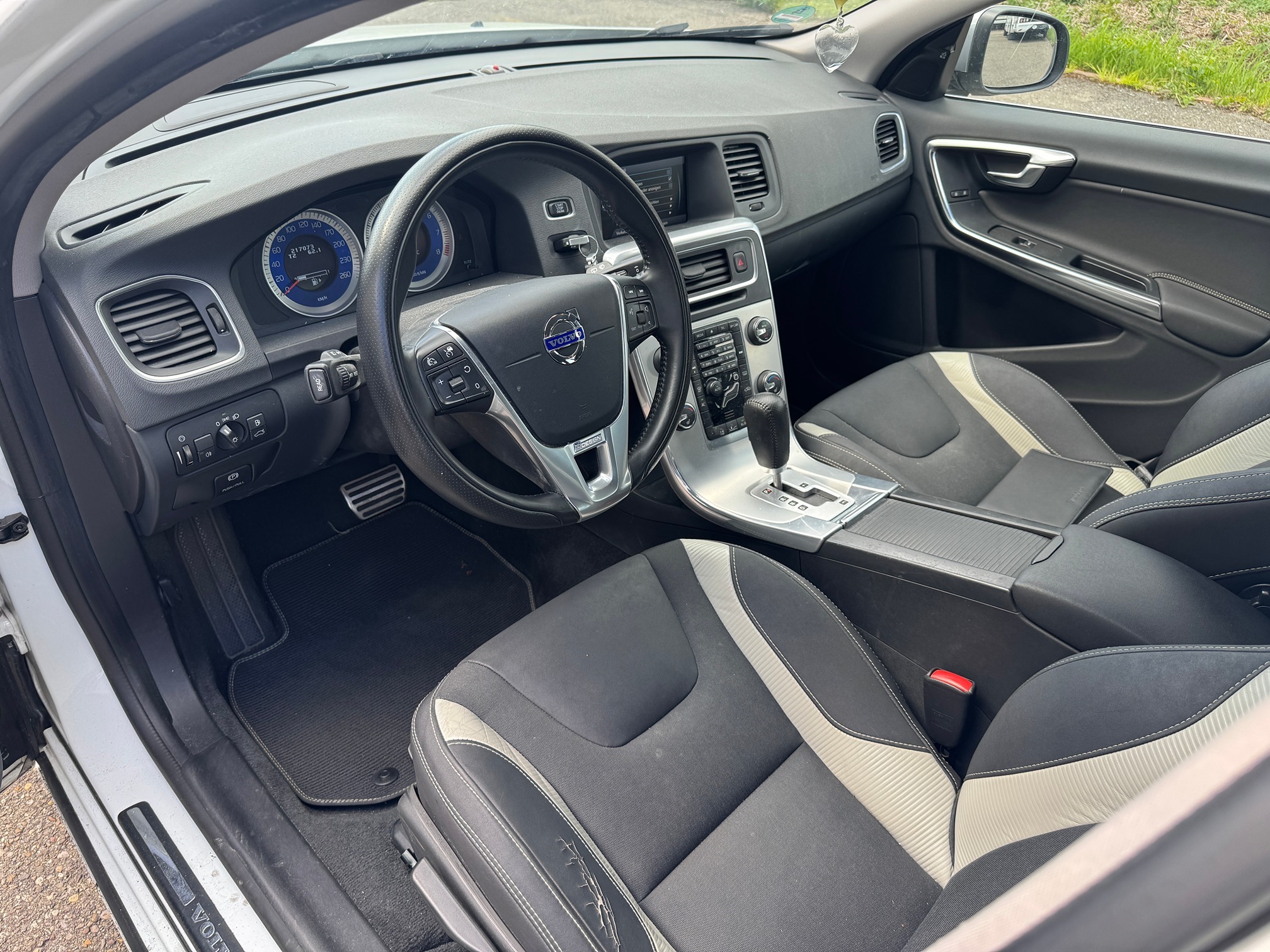 VOLVO V60 T5 R-Design — zdjęcie 6