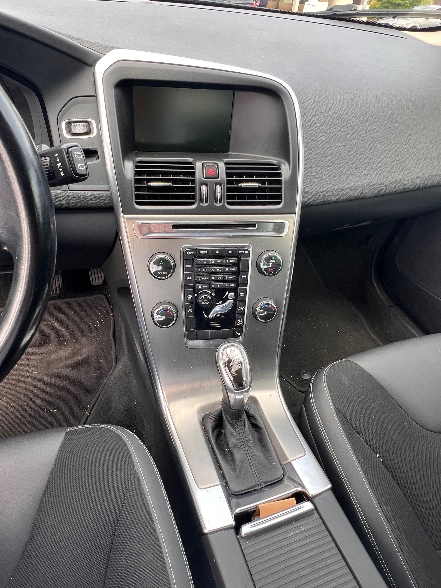 VOLVO XC60 D4 AWD — zdjęcie 9