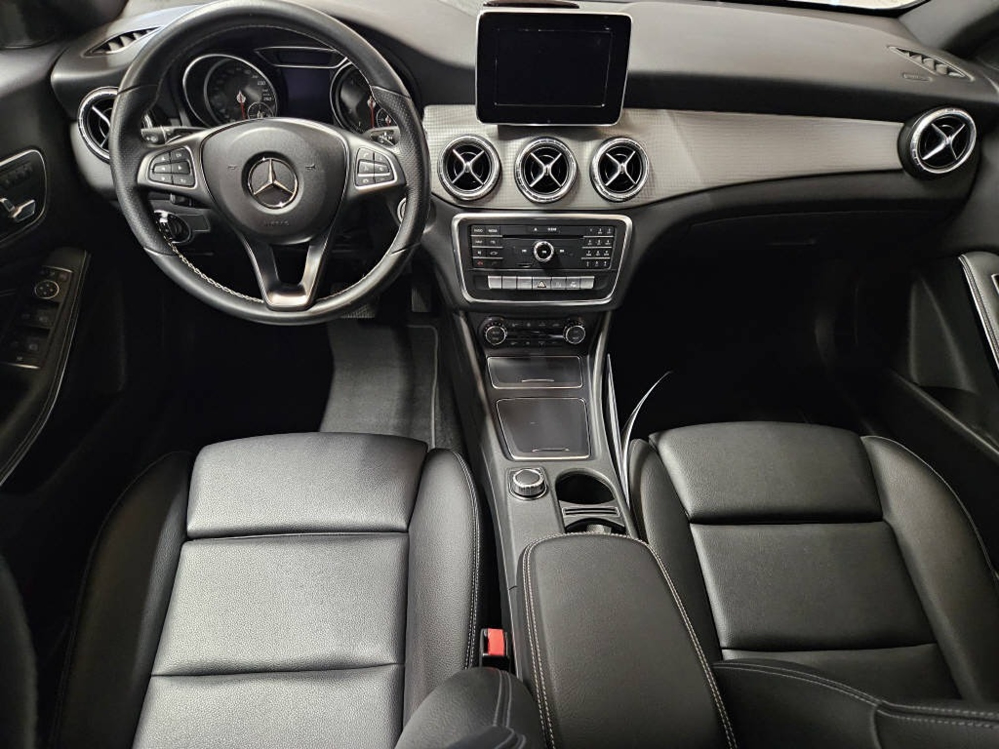 MERCEDES-BENZ CLA 180 — zdjęcie 6