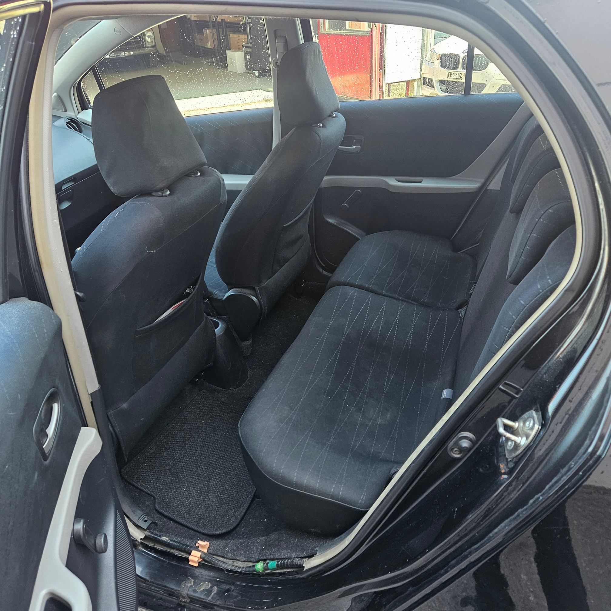 TOYOTA Yaris 1.3 — zdjęcie 14