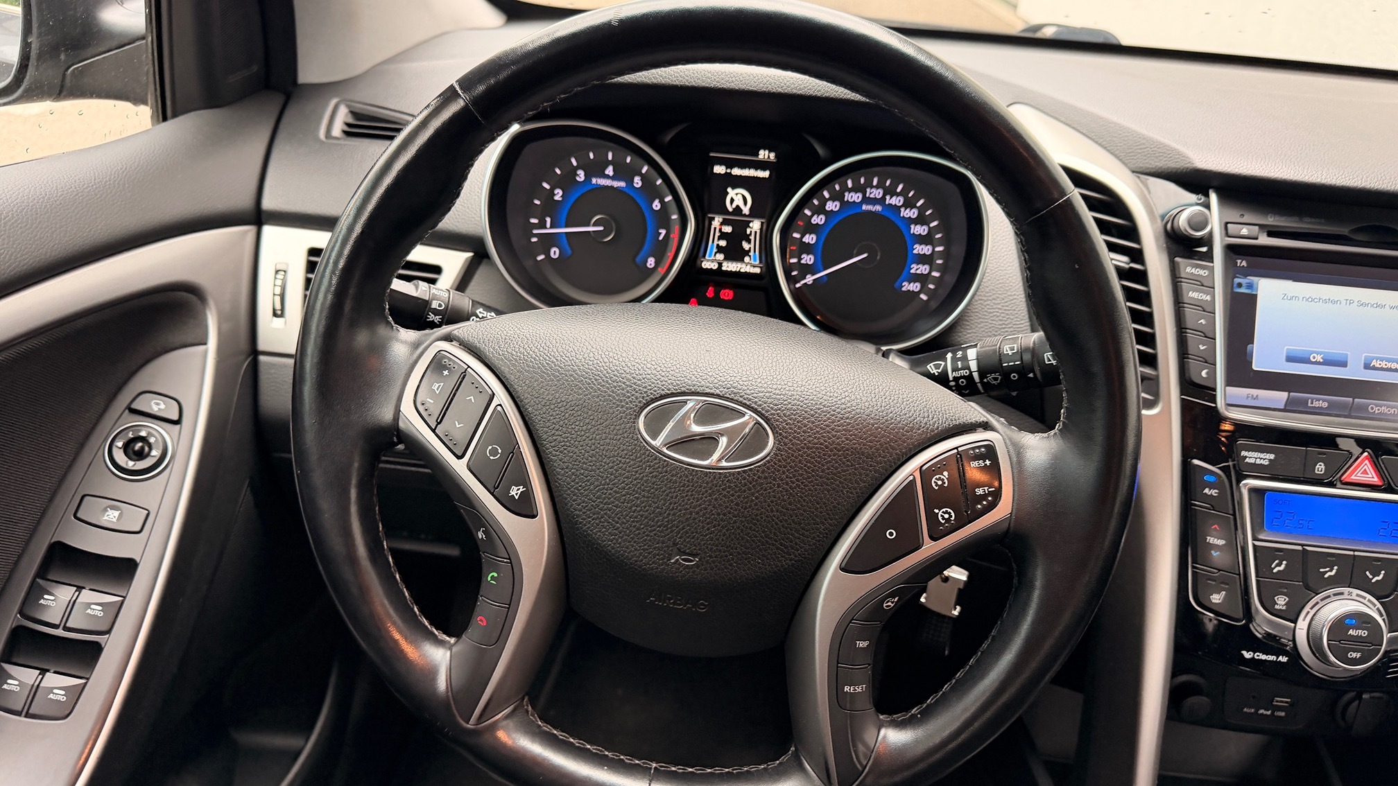 HYUNDAI i30 1.6 GDI — zdjęcie 13