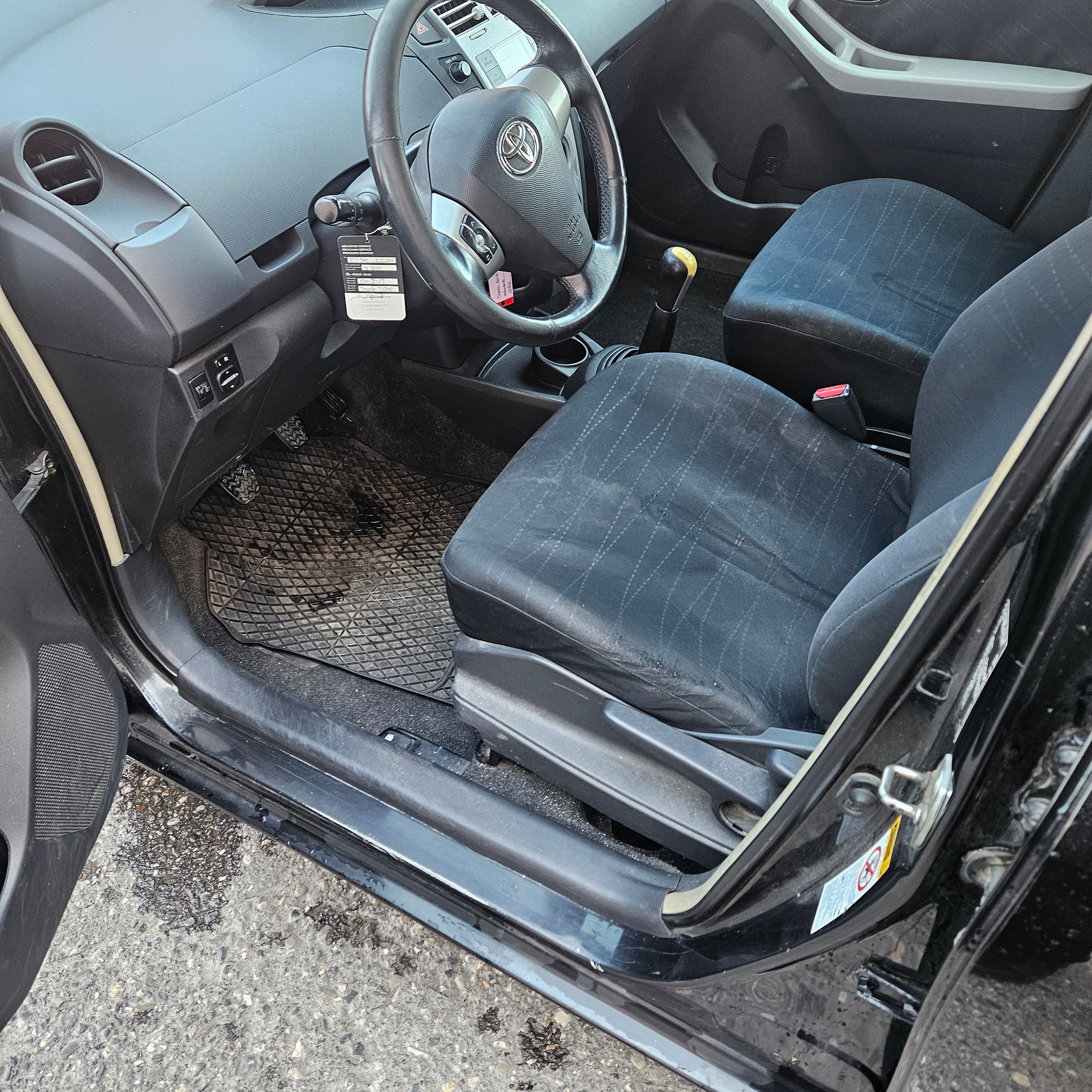 TOYOTA Yaris 1.3 — zdjęcie 11