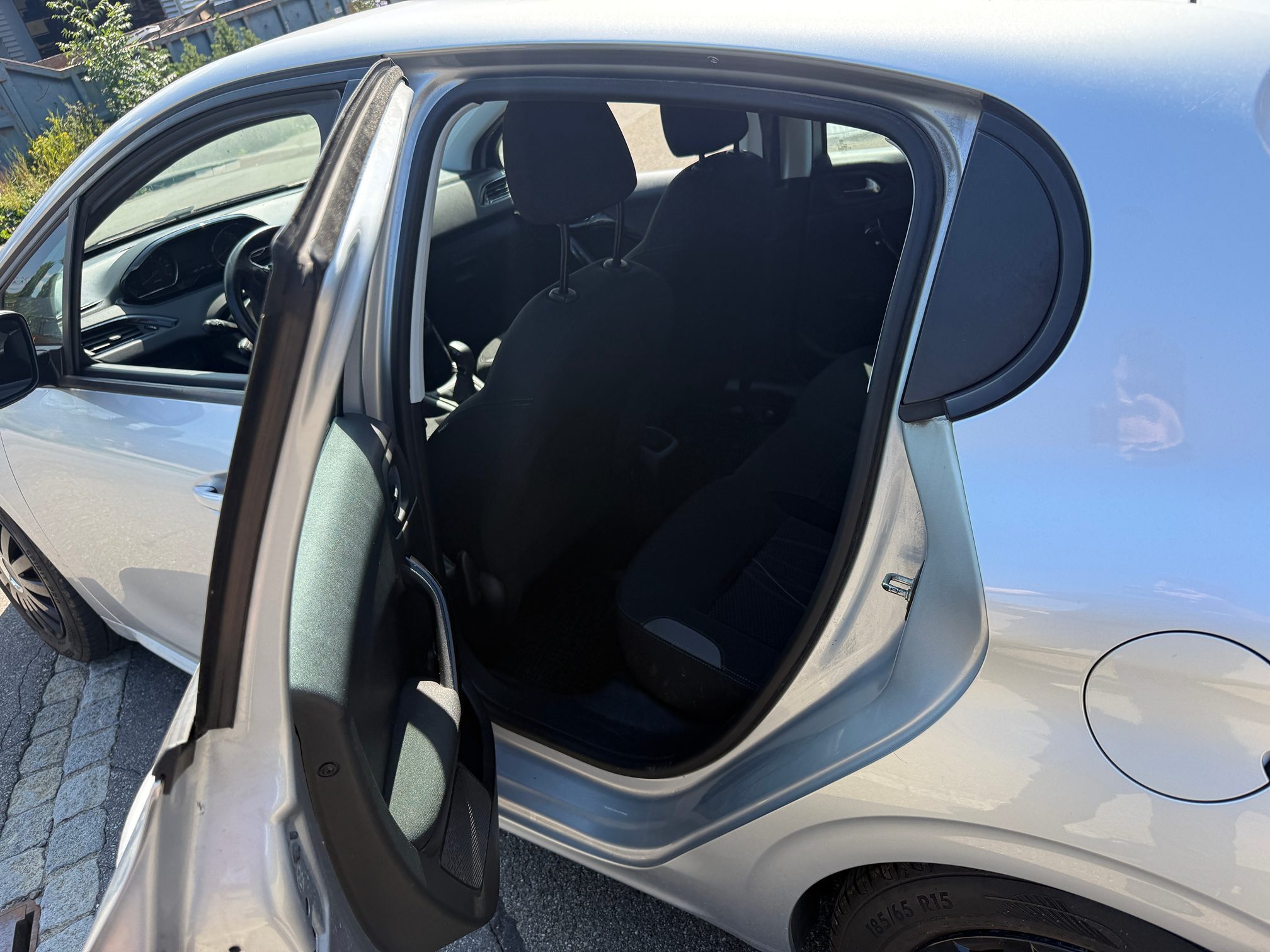 PEUGEOT 208 1.4 — zdjęcie 14