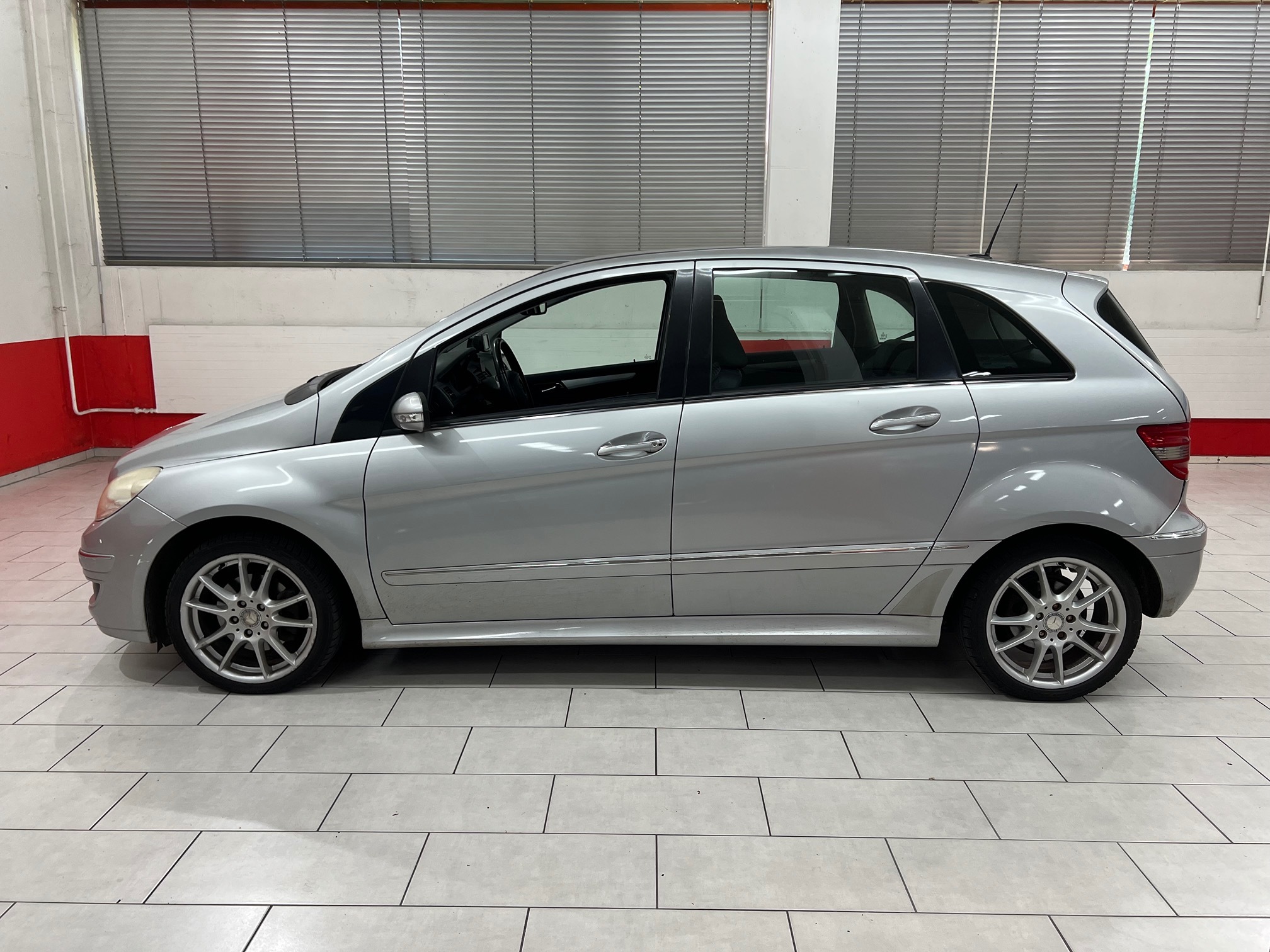 MERCEDES-BENZ B 200 CDI — zdjęcie 1