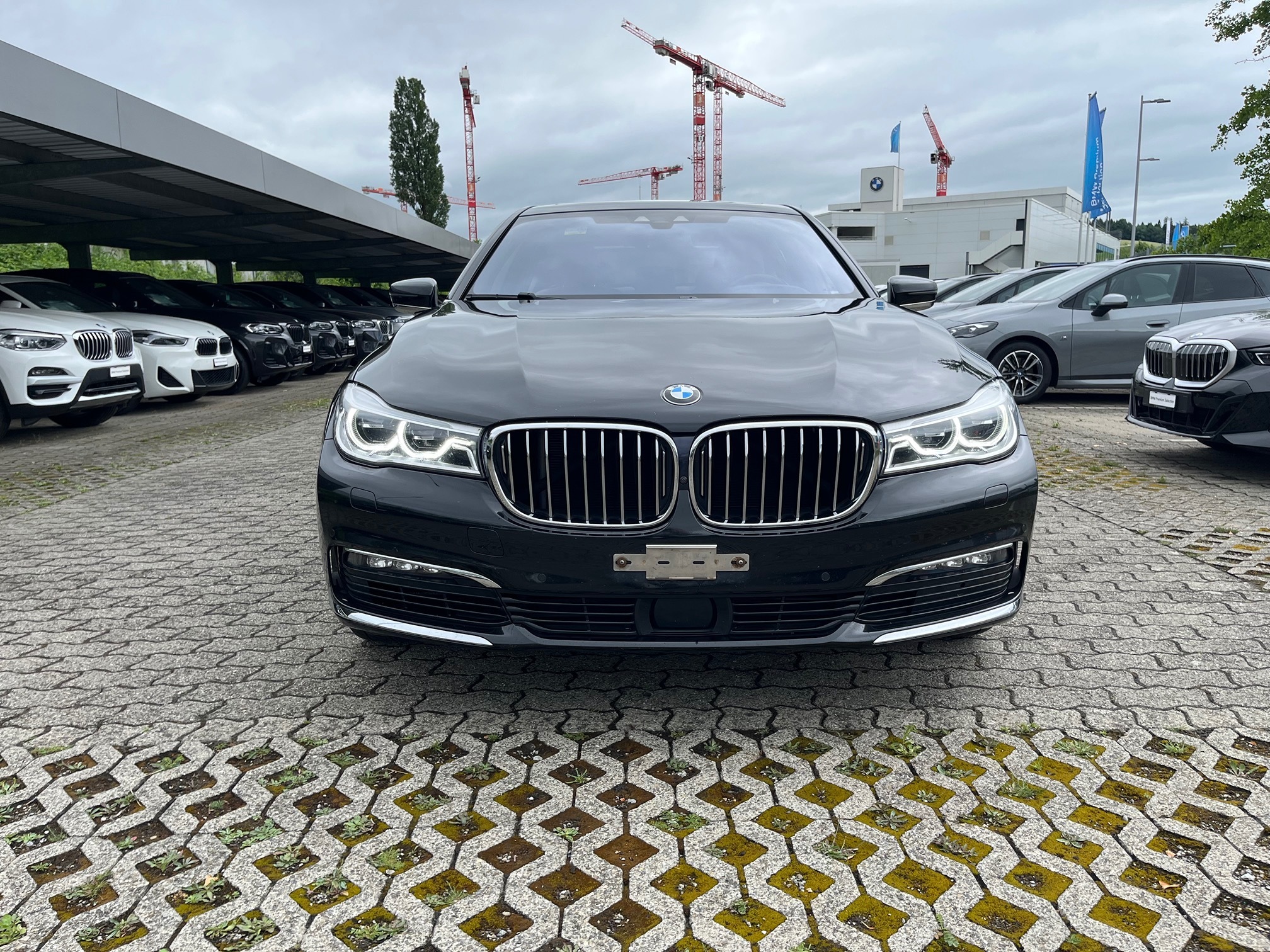 BMW 750i xDrive — zdjęcie 8