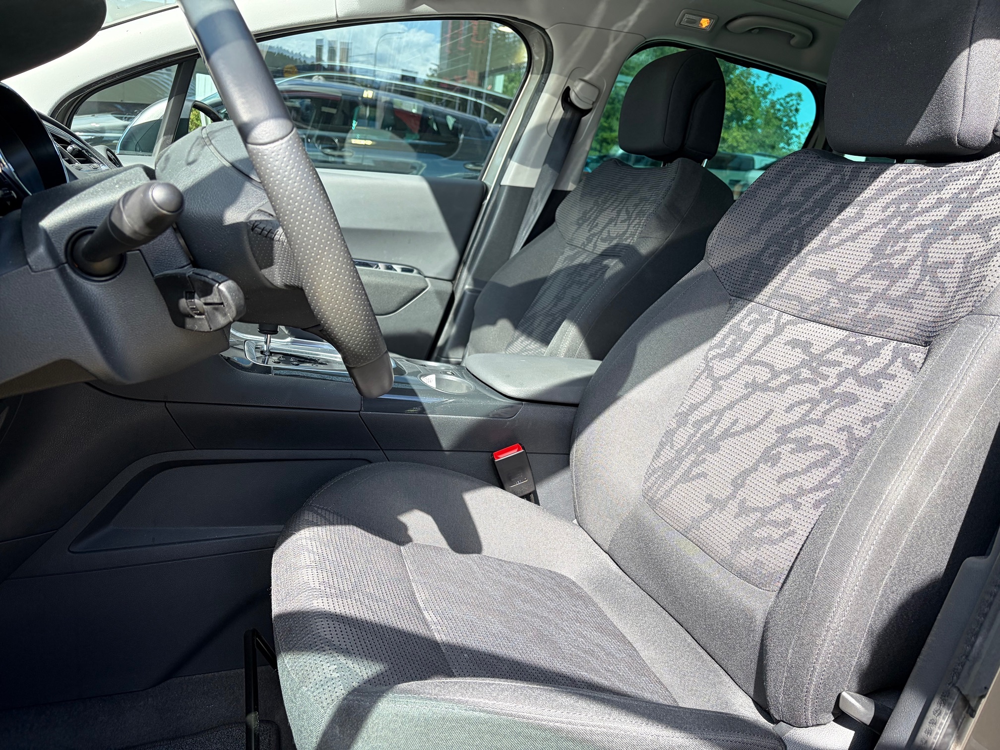 PEUGEOT 3008 1.6i Turbo — zdjęcie 9
