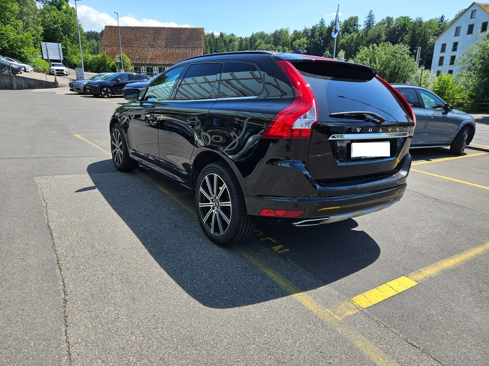 VOLVO XC60 D4 AWD — zdjęcie 3