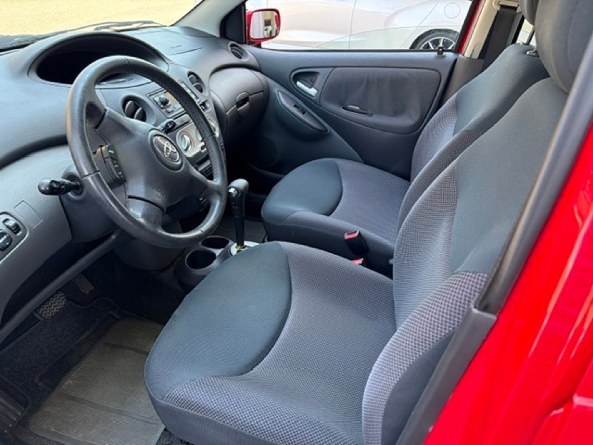 TOYOTA Yaris 1.3 — zdjęcie 6