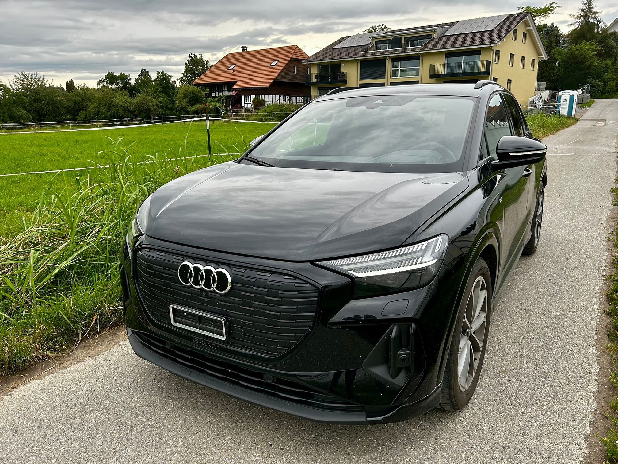 AUDI Q4 Etron 45 quattro — zdjęcie 1