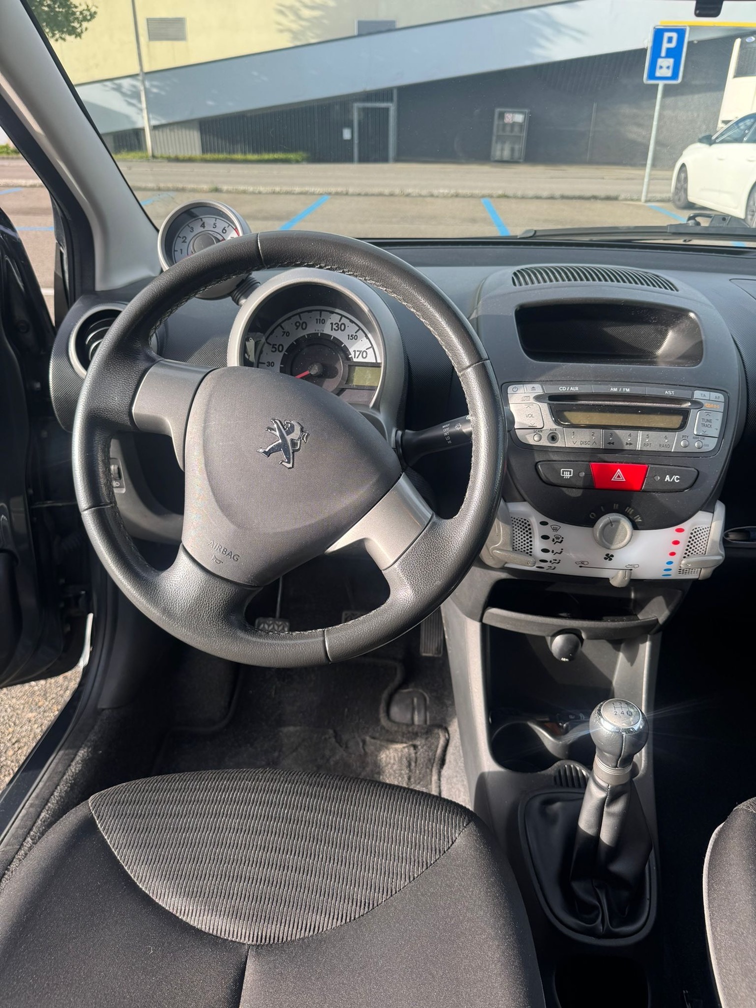 PEUGEOT 107 1.0i — zdjęcie 5