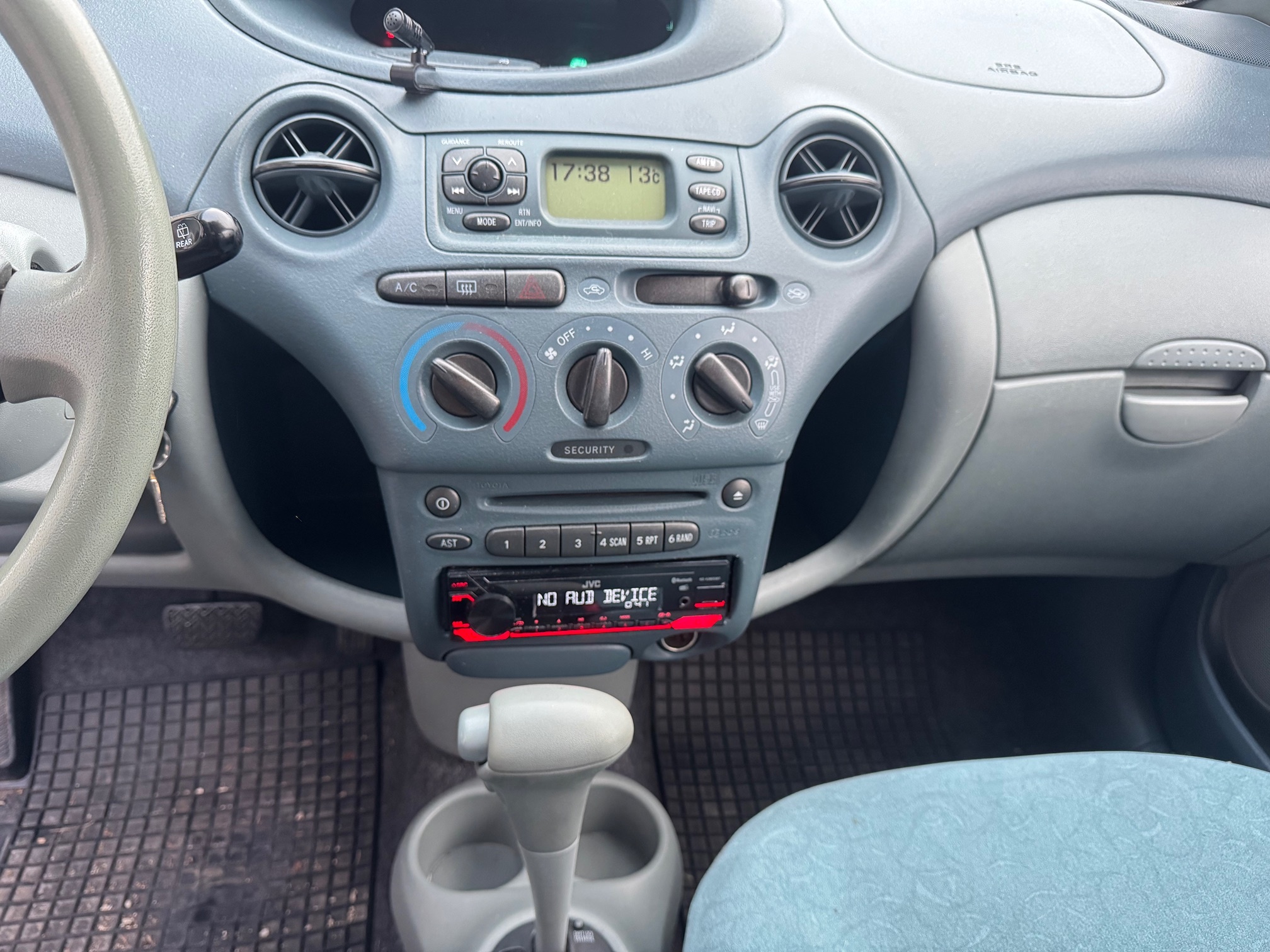 TOYOTA YARIS 1.3 — zdjęcie 13