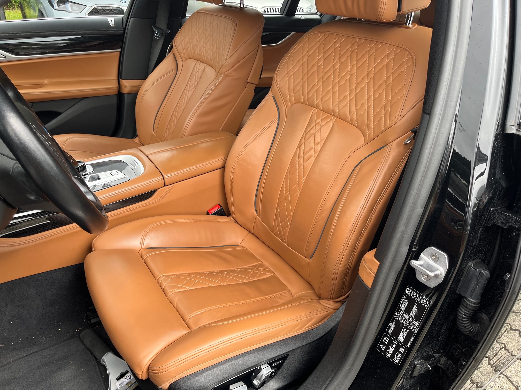 BMW 750i xDrive — zdjęcie 10