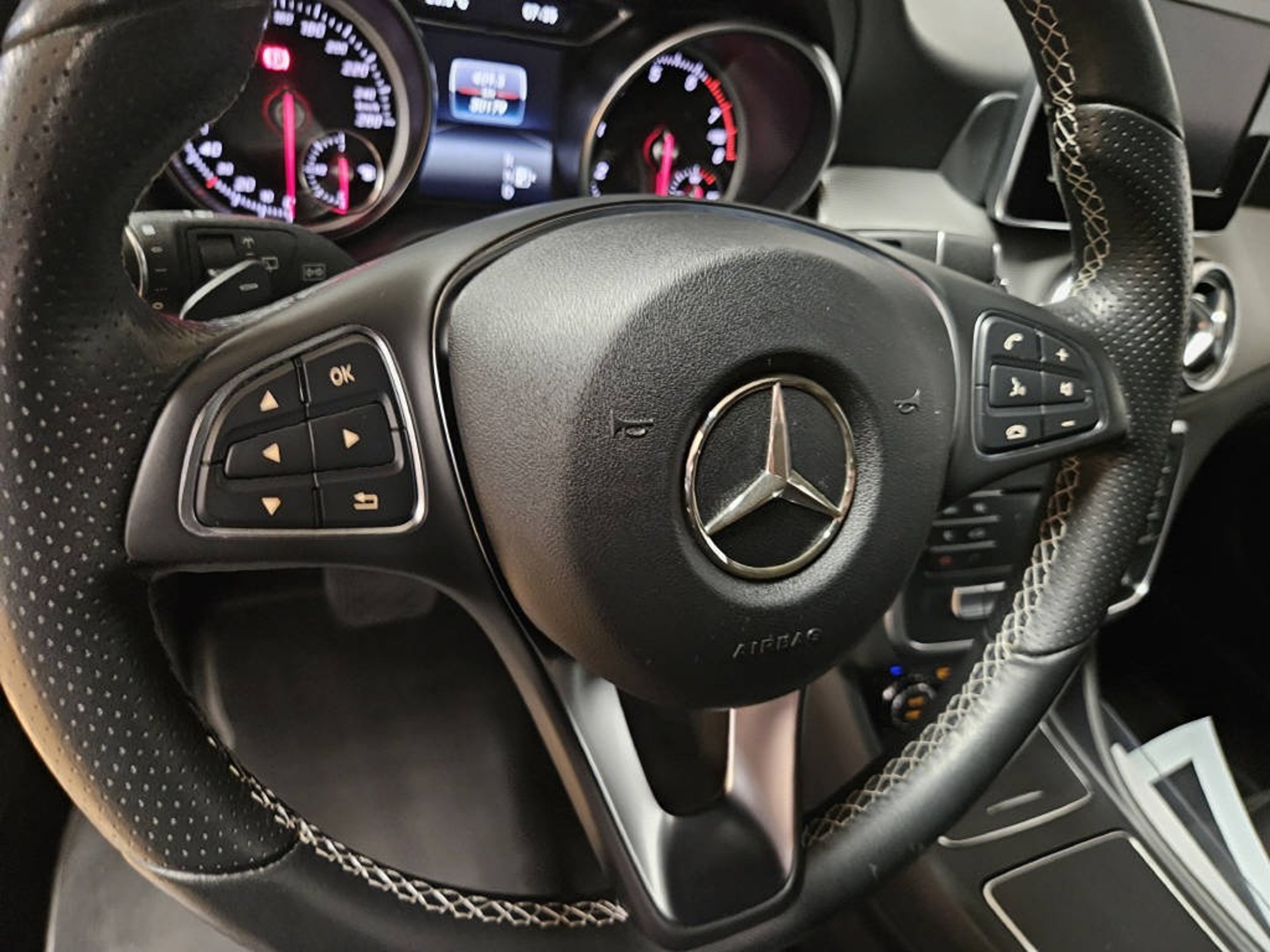 MERCEDES-BENZ CLA 180 — zdjęcie 9