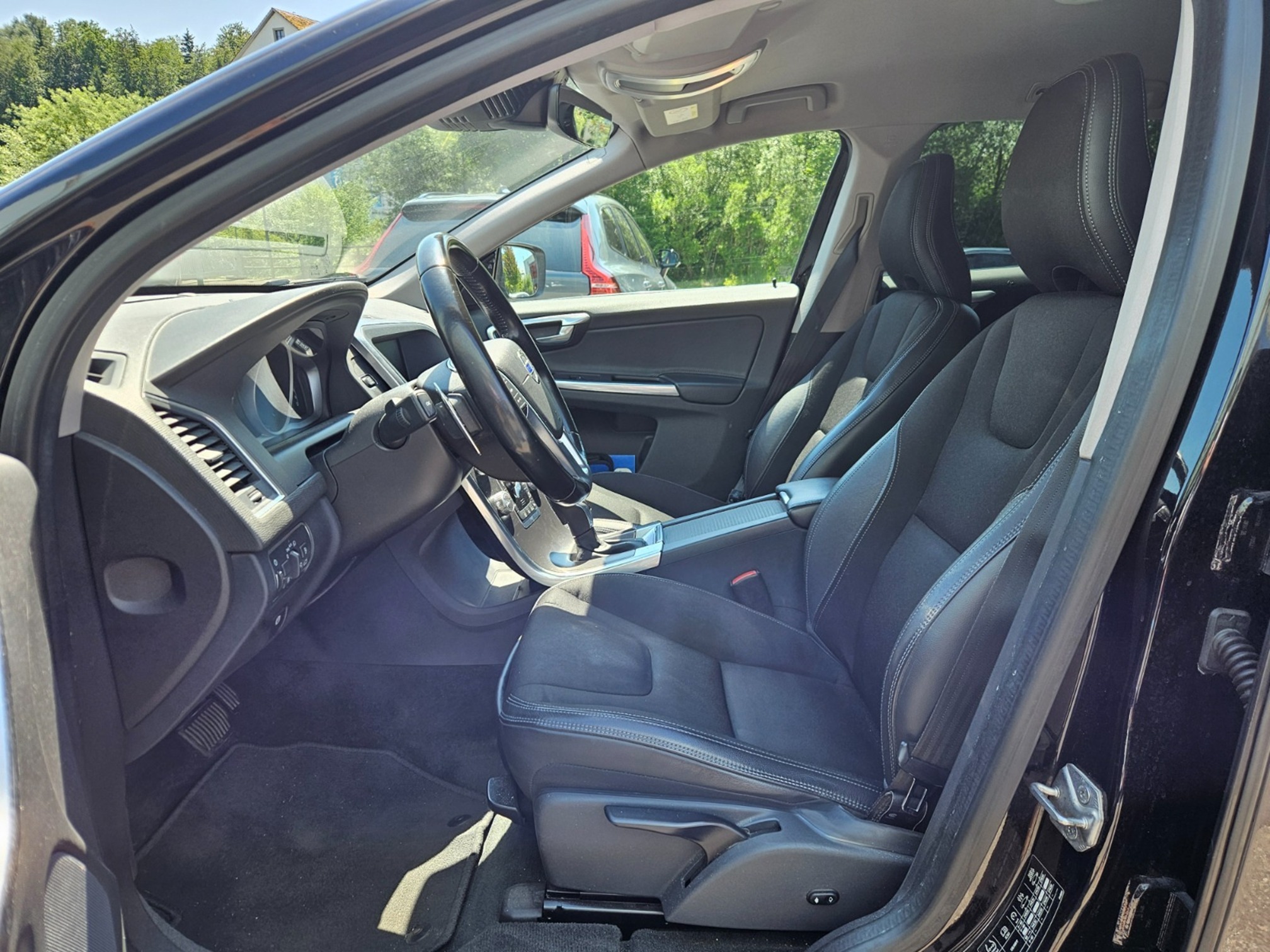 VOLVO XC60 D4 AWD — zdjęcie 9