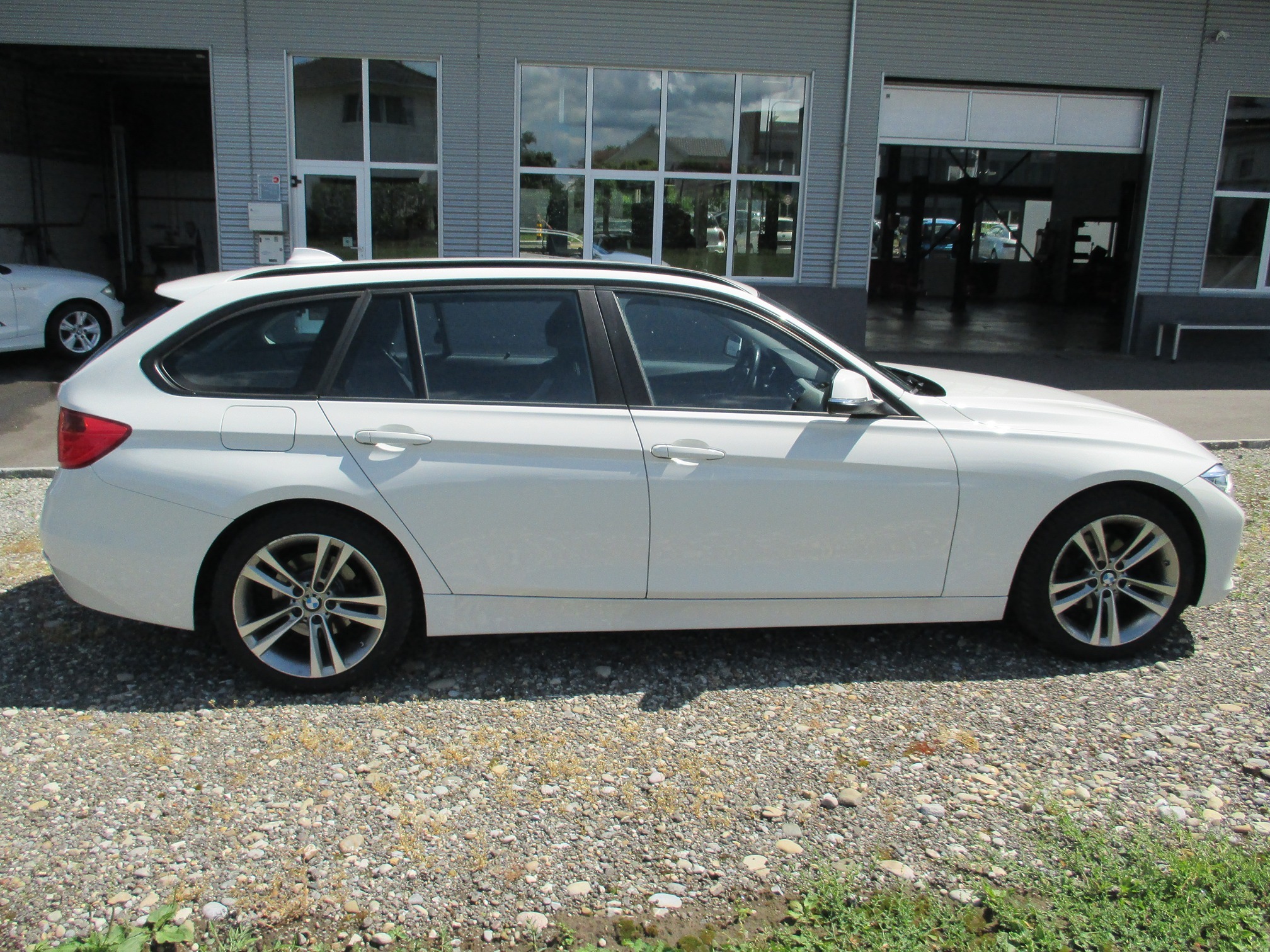 BMW 320i — zdjęcie 4