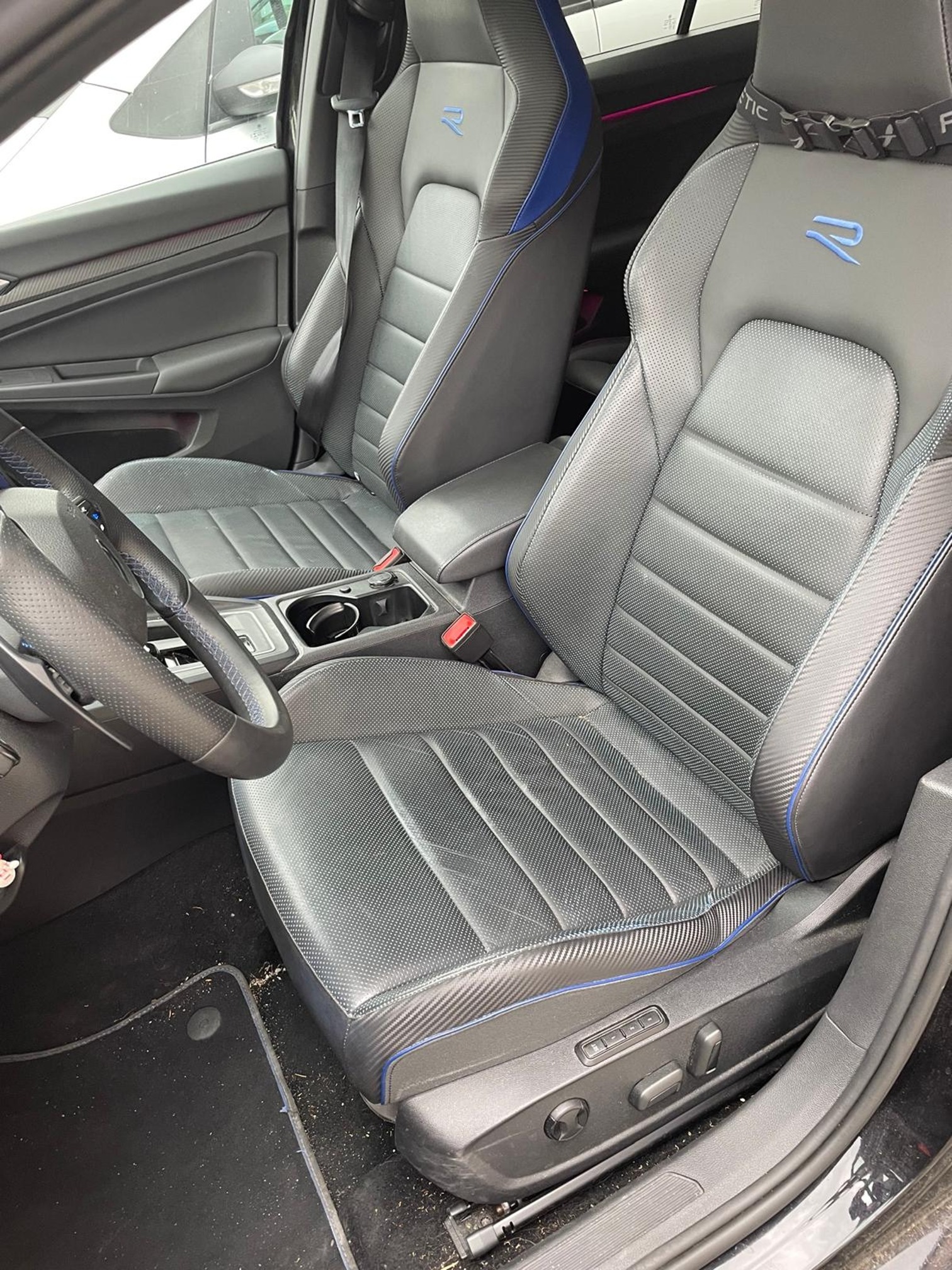 VW Golf 8 R — zdjęcie 14