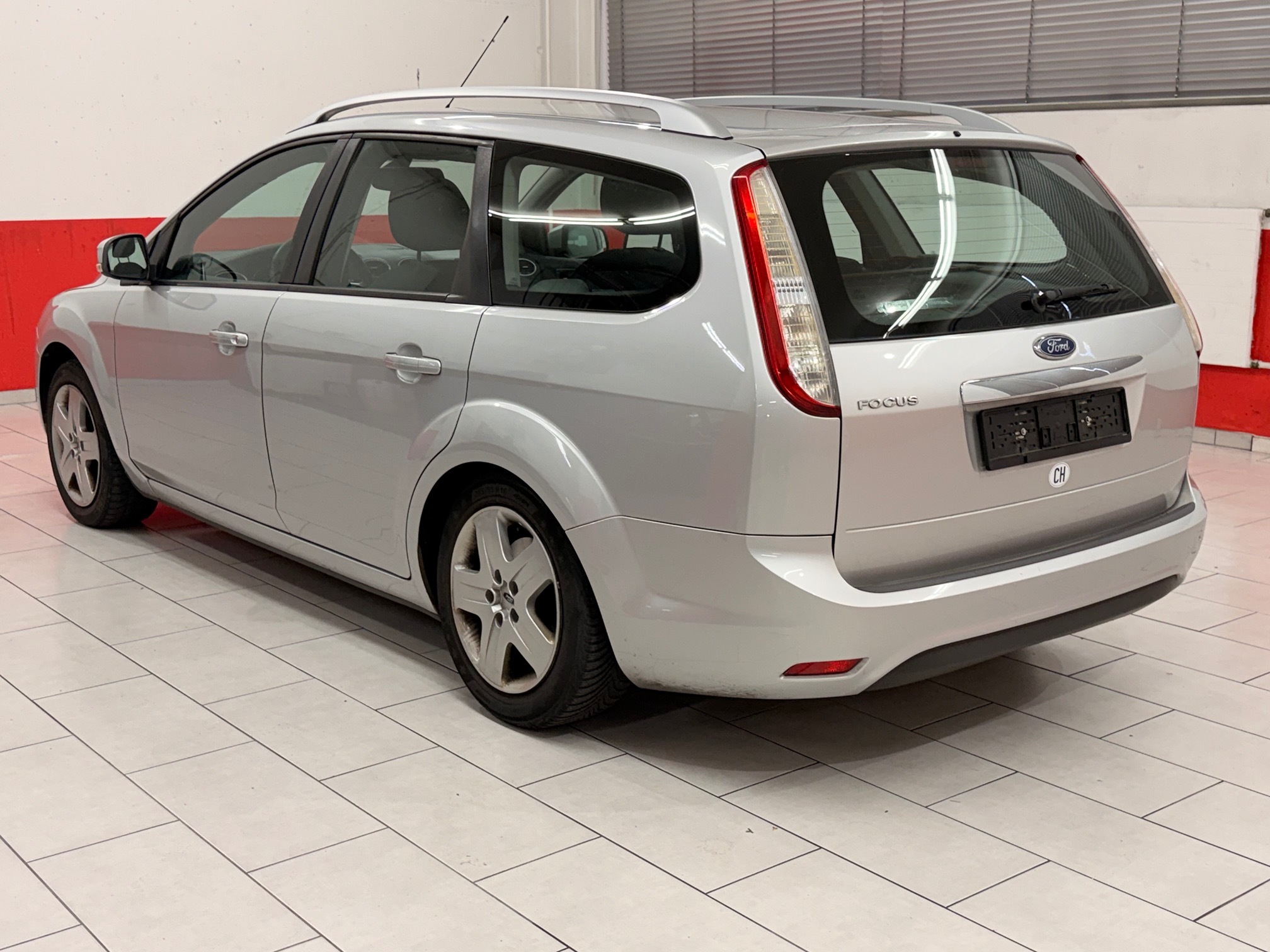FORD Focus 2.0i 16V Titanium — zdjęcie 15