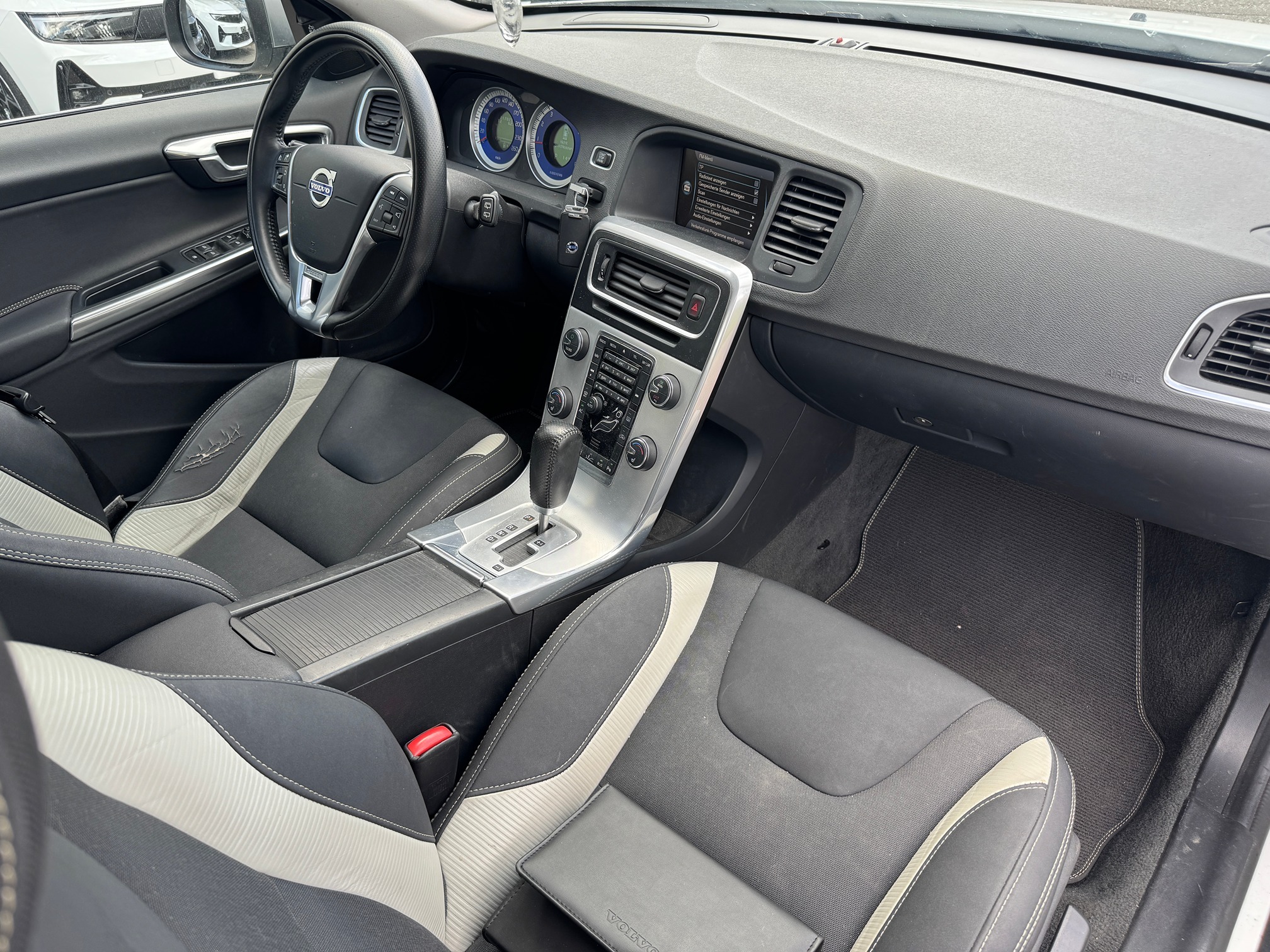 VOLVO V60 T5 R-Design — zdjęcie 4