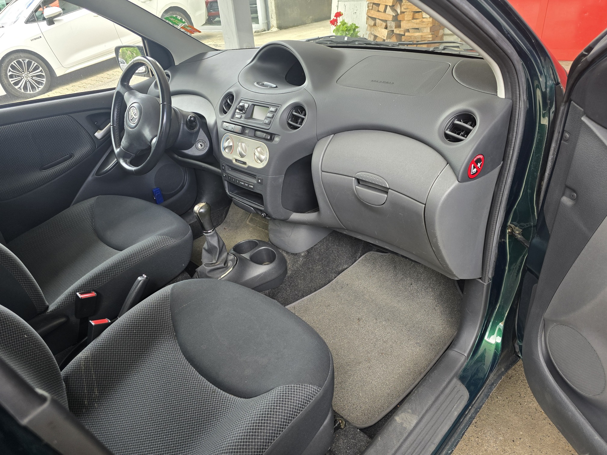 TOYOTA Yaris 1.3 — zdjęcie 14