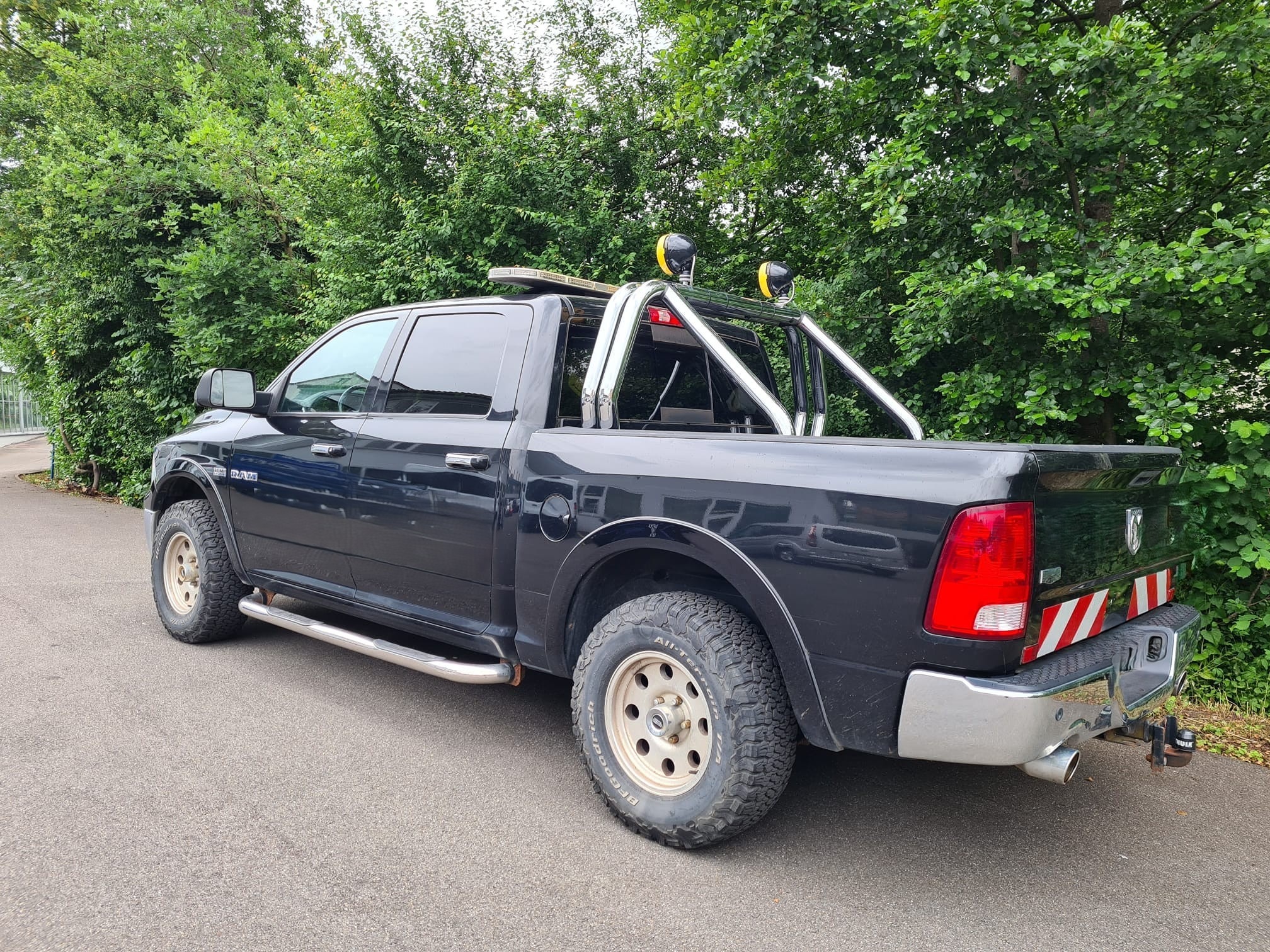 DODGE Ram 1500 Pick-up 5.7i-V8 Hemi 401 PS Laramie 4x4 AWD 8-Gang Automat — zdjęcie 3