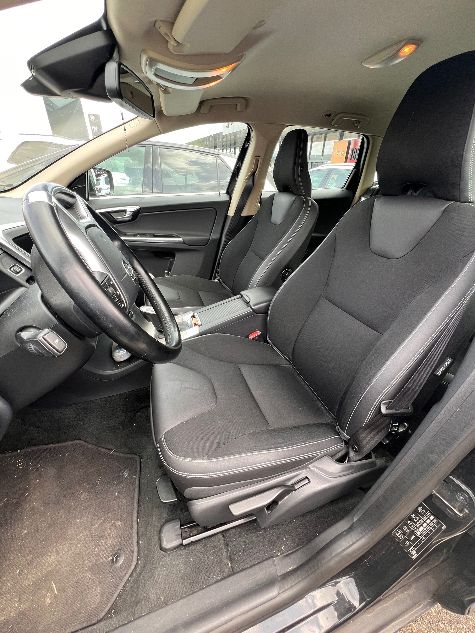 VOLVO XC60 D4 AWD — zdjęcie 10
