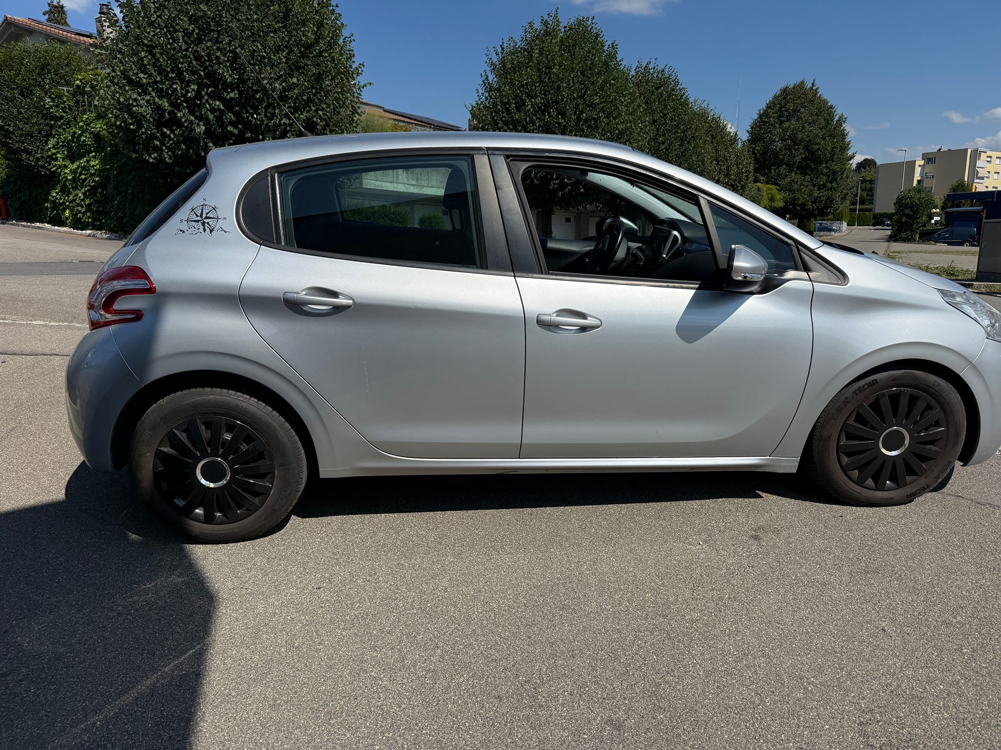 PEUGEOT 208 1.4 — zdjęcie 9