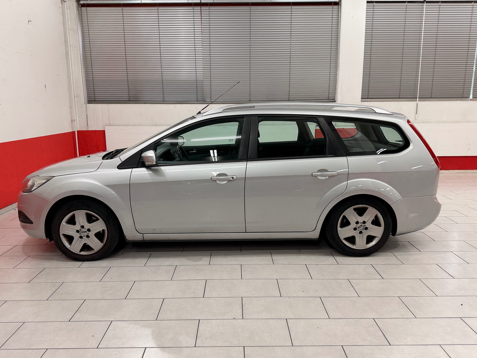 FORD Focus 2.0i 16V Titanium — zdjęcie 1