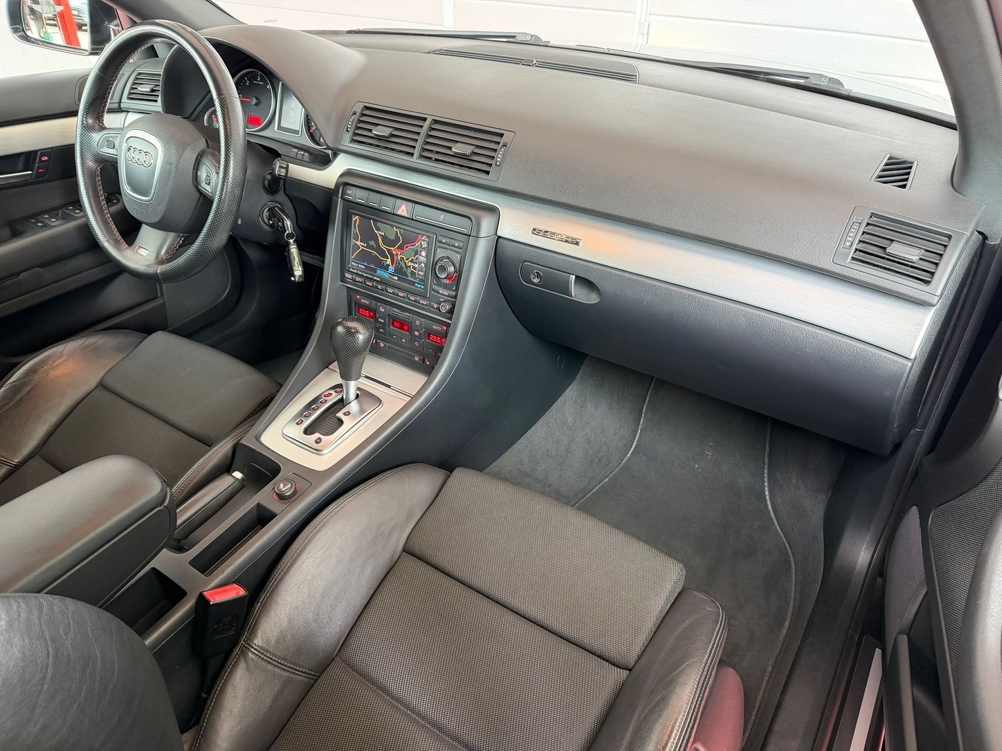 AUDI A4 Av. 3.0TDI qu. — zdjęcie 13