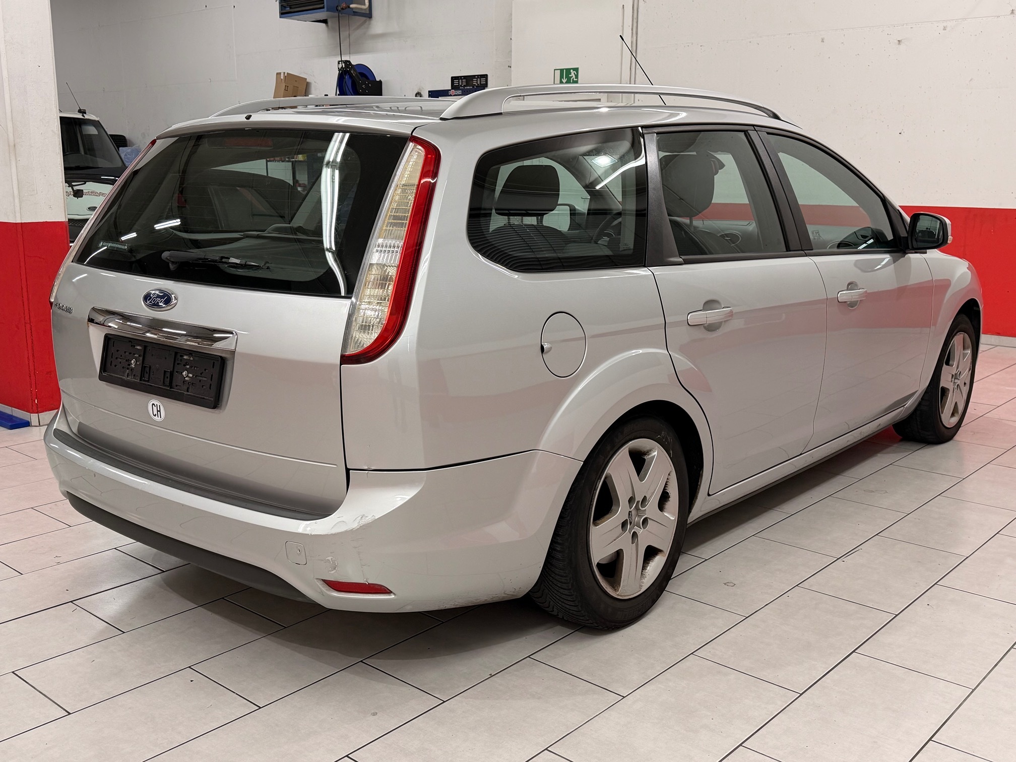 FORD Focus 2.0i 16V Titanium — zdjęcie 9