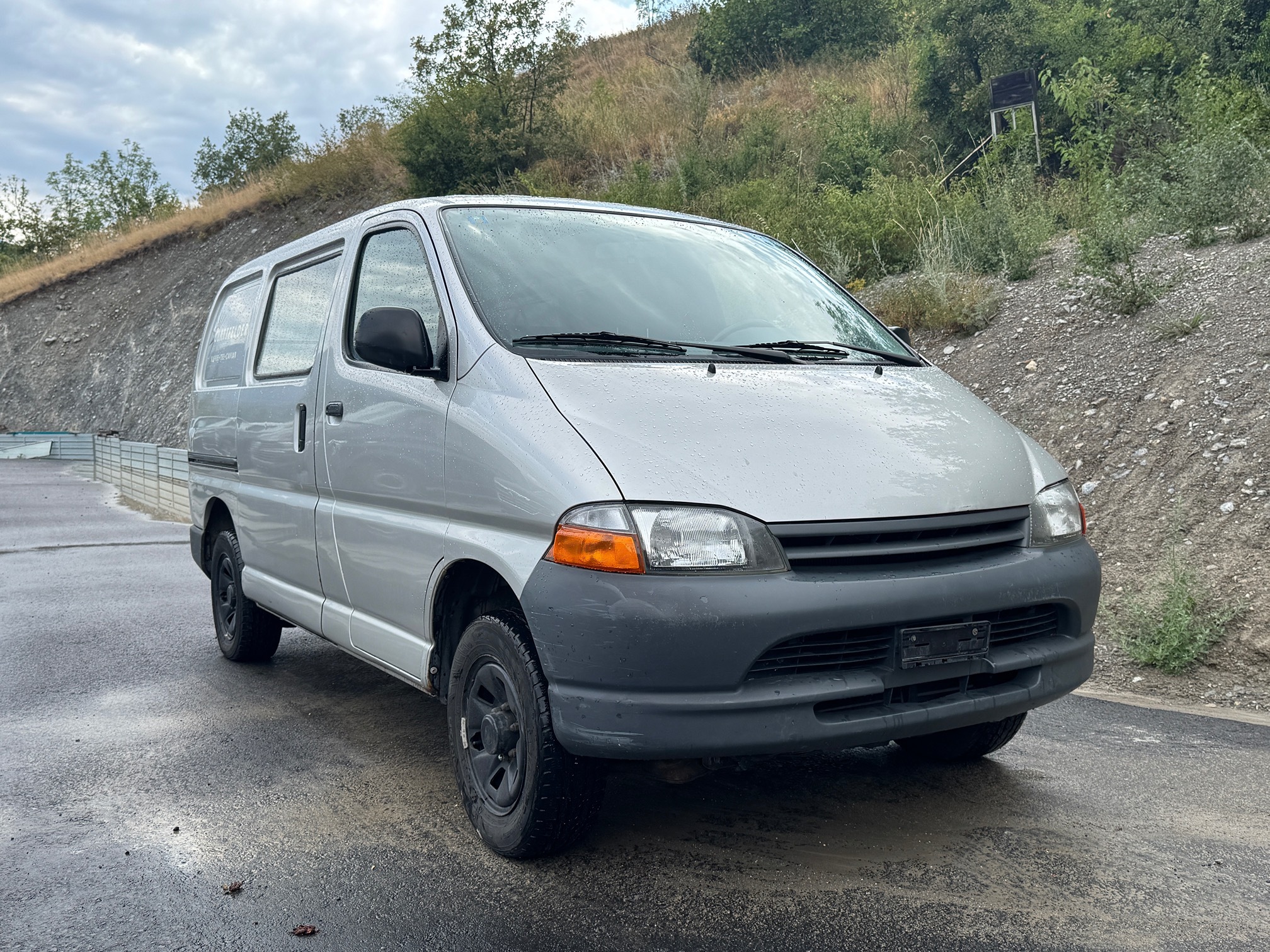 TOYOTA HIACE 2.7 4WD