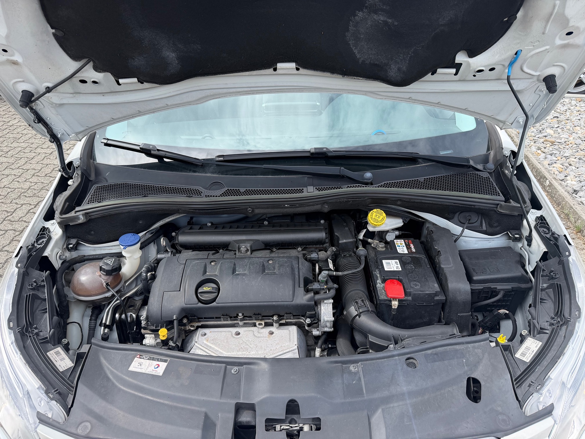PEUGEOT 2008 1.6i — zdjęcie 11