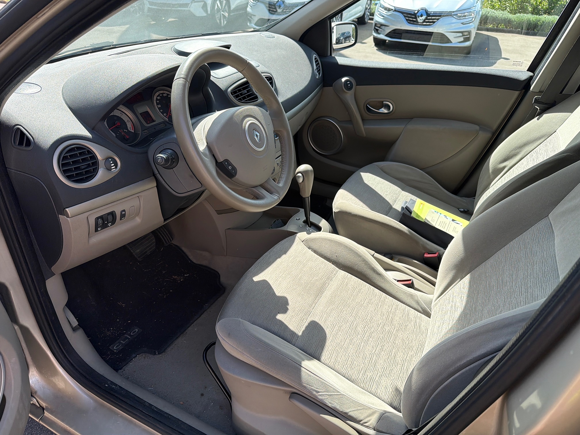 RENAULT Clio 1.6 16V — zdjęcie 9