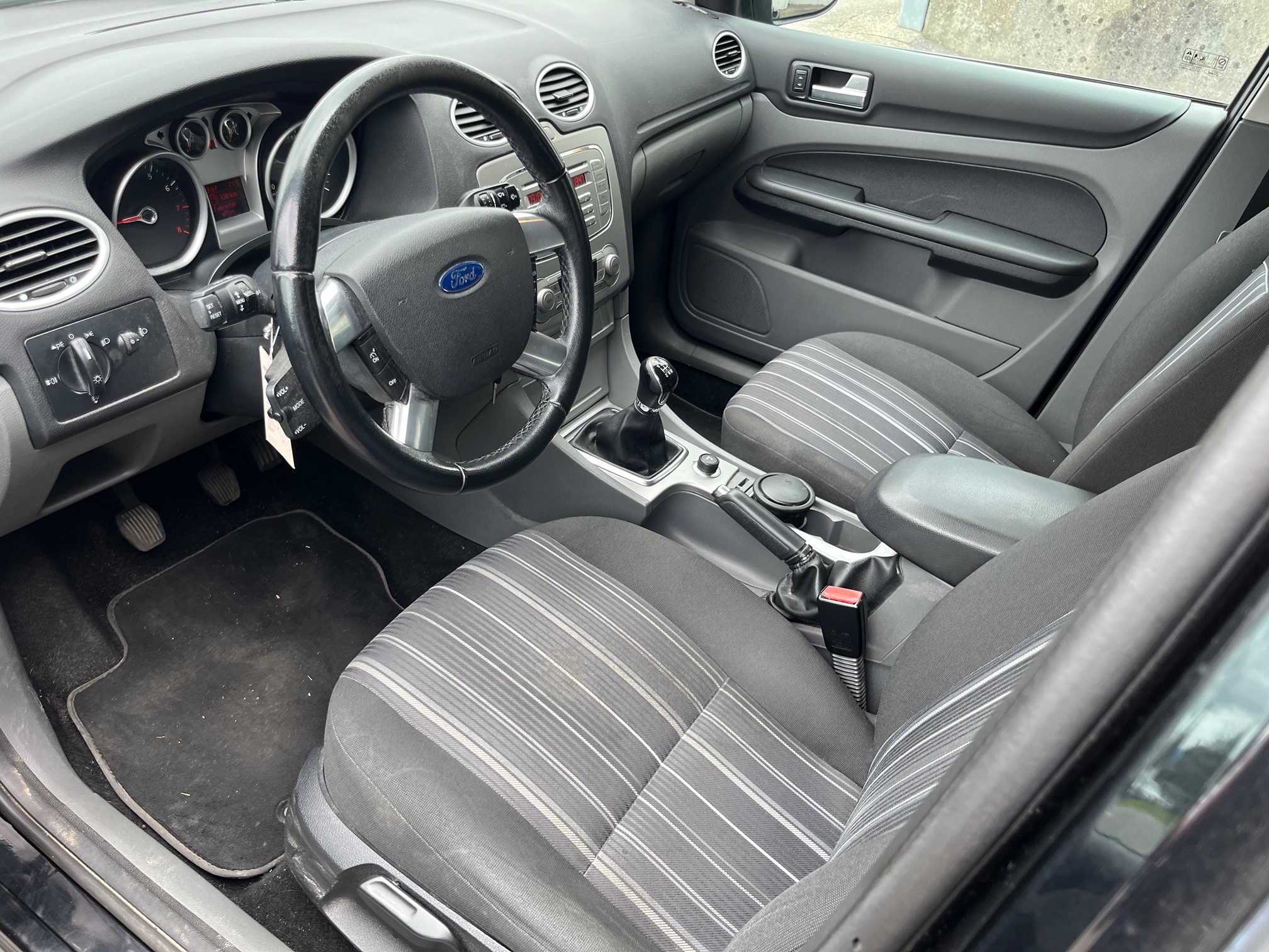 FORD Focus 1.6i 16V — zdjęcie 6