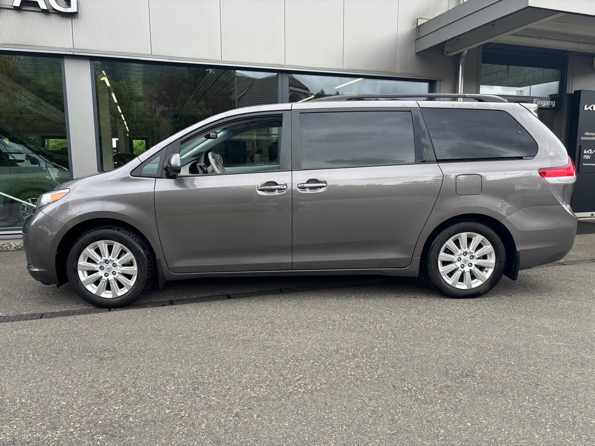 TOYOTA Sienna AWD — zdjęcie 1