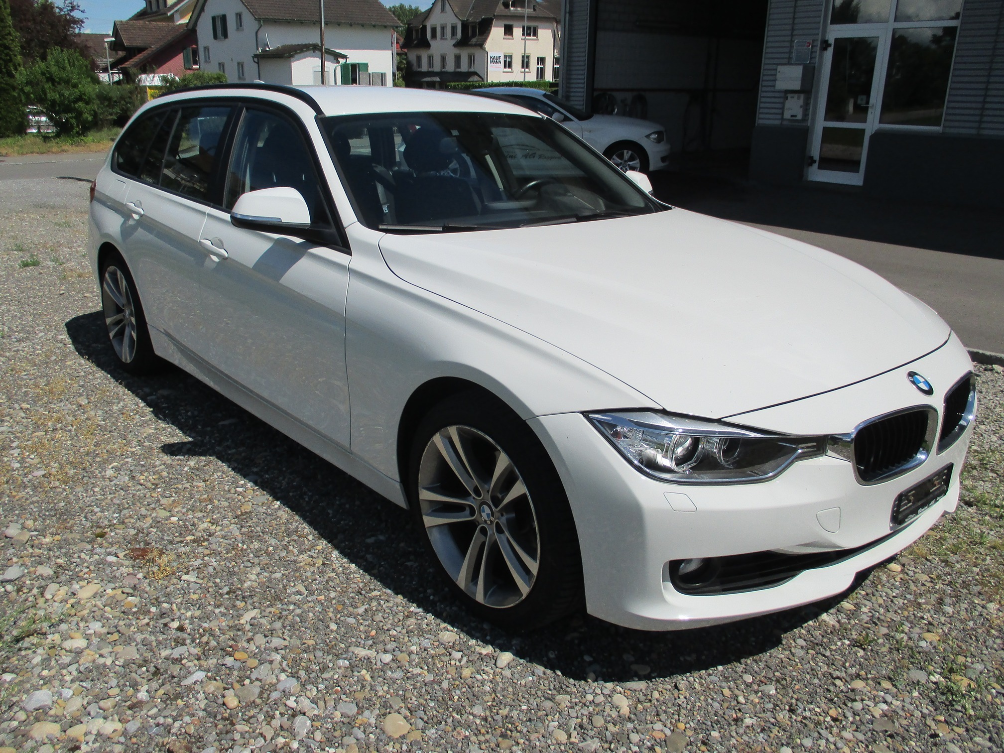 BMW 320i — zdjęcie 3