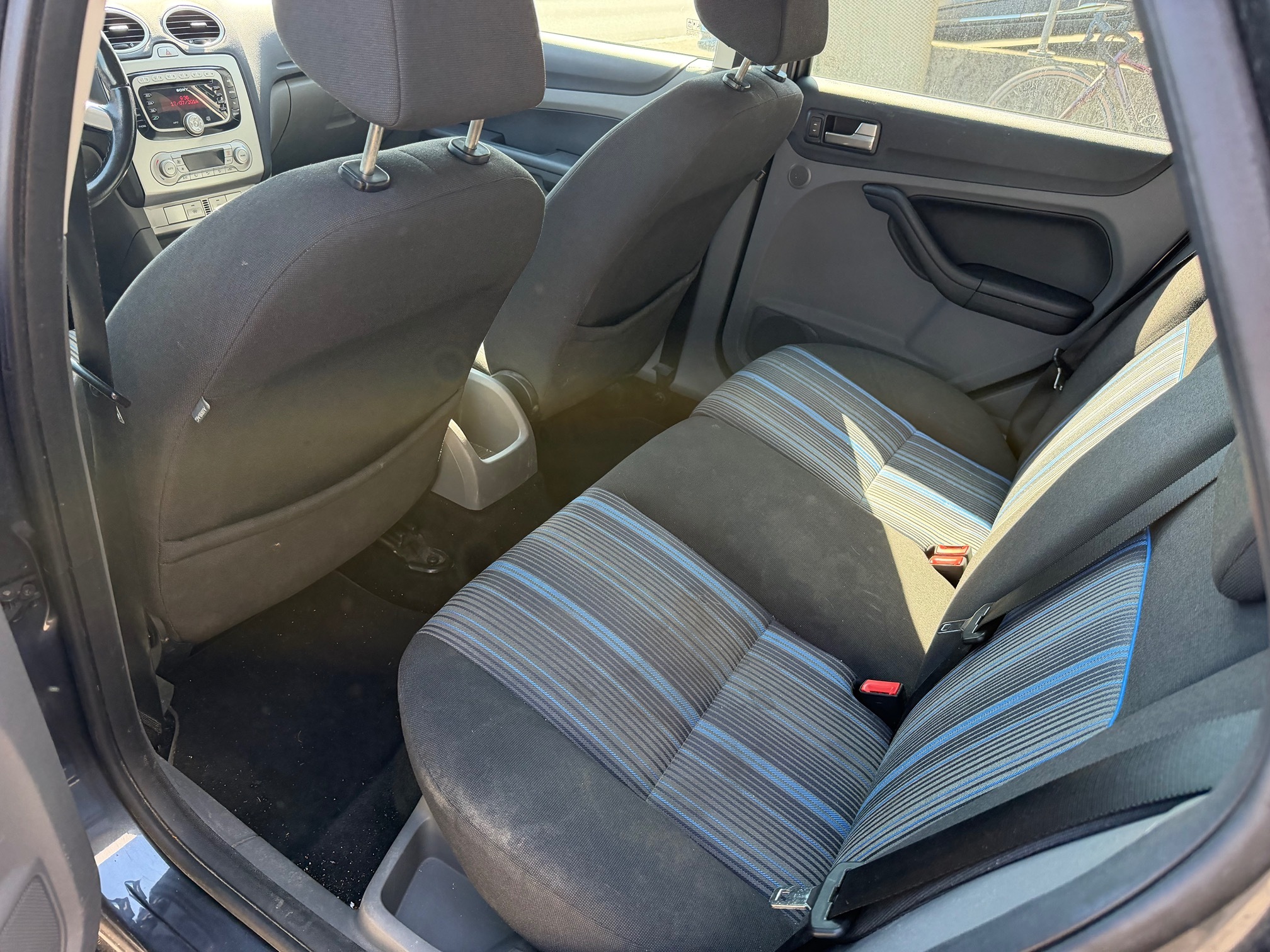 FORD Focus 1.6i 16V — zdjęcie 8