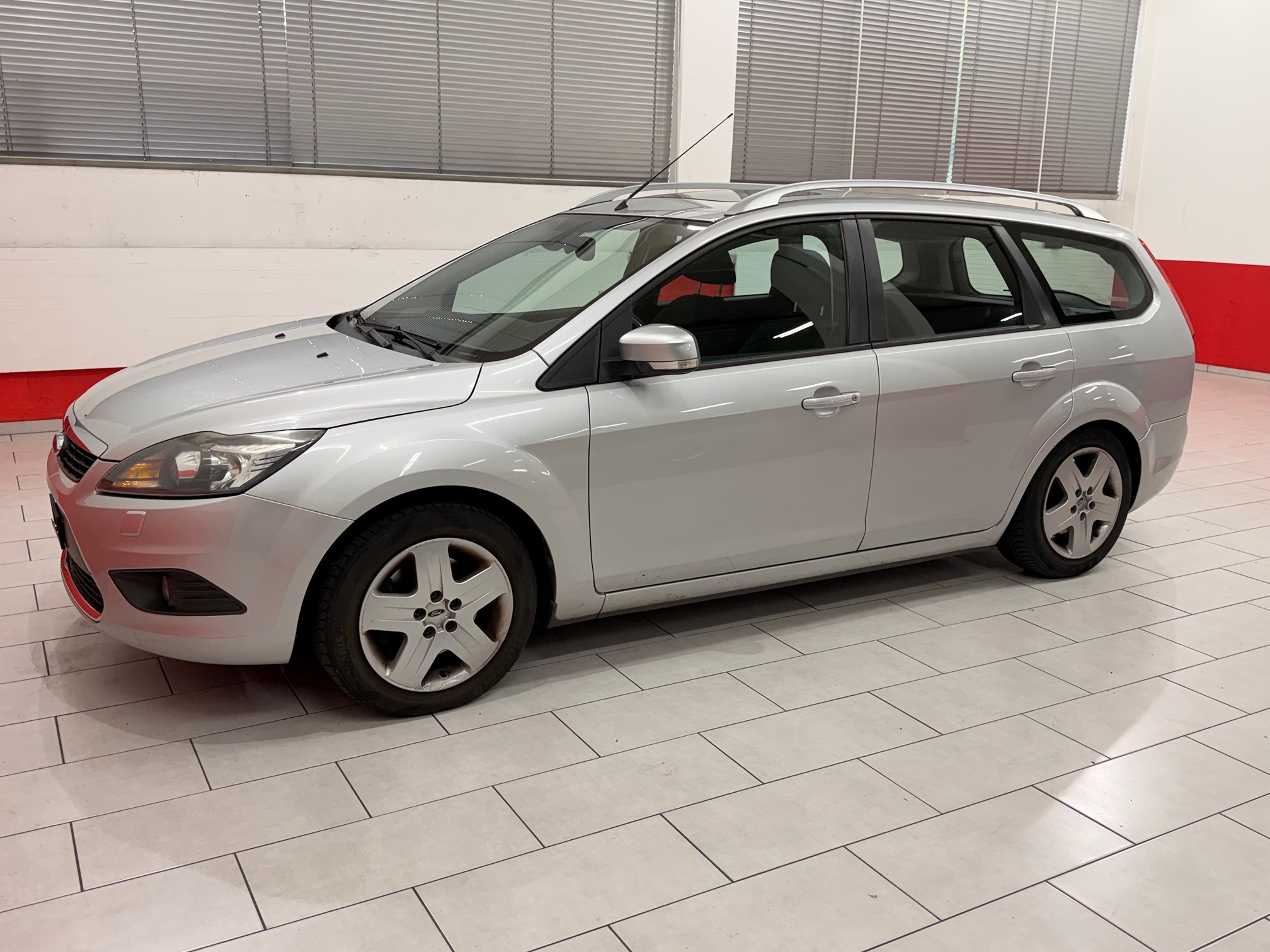 FORD Focus 2.0i 16V Titanium — zdjęcie 2
