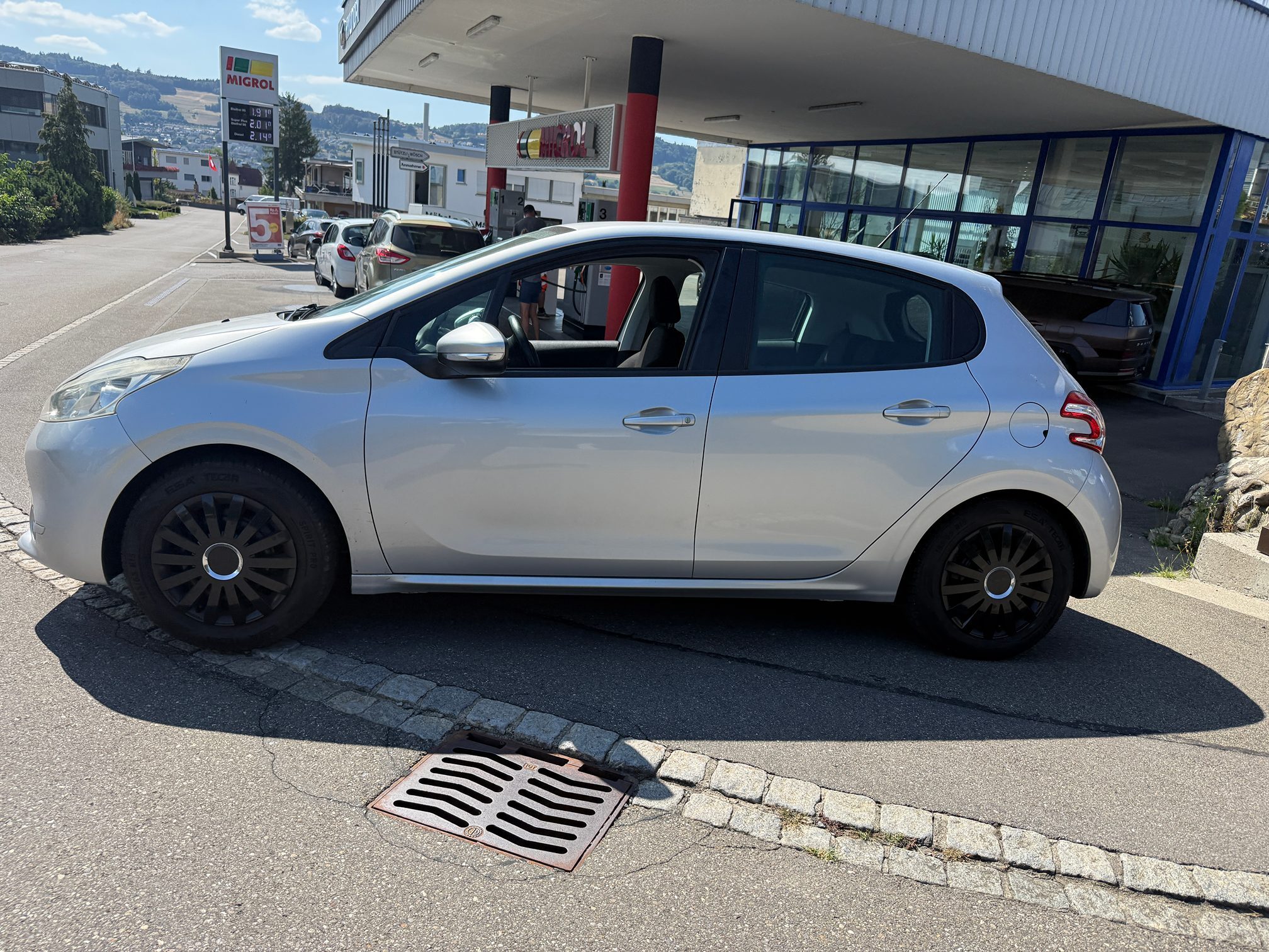 PEUGEOT 208 1.4 — zdjęcie 4