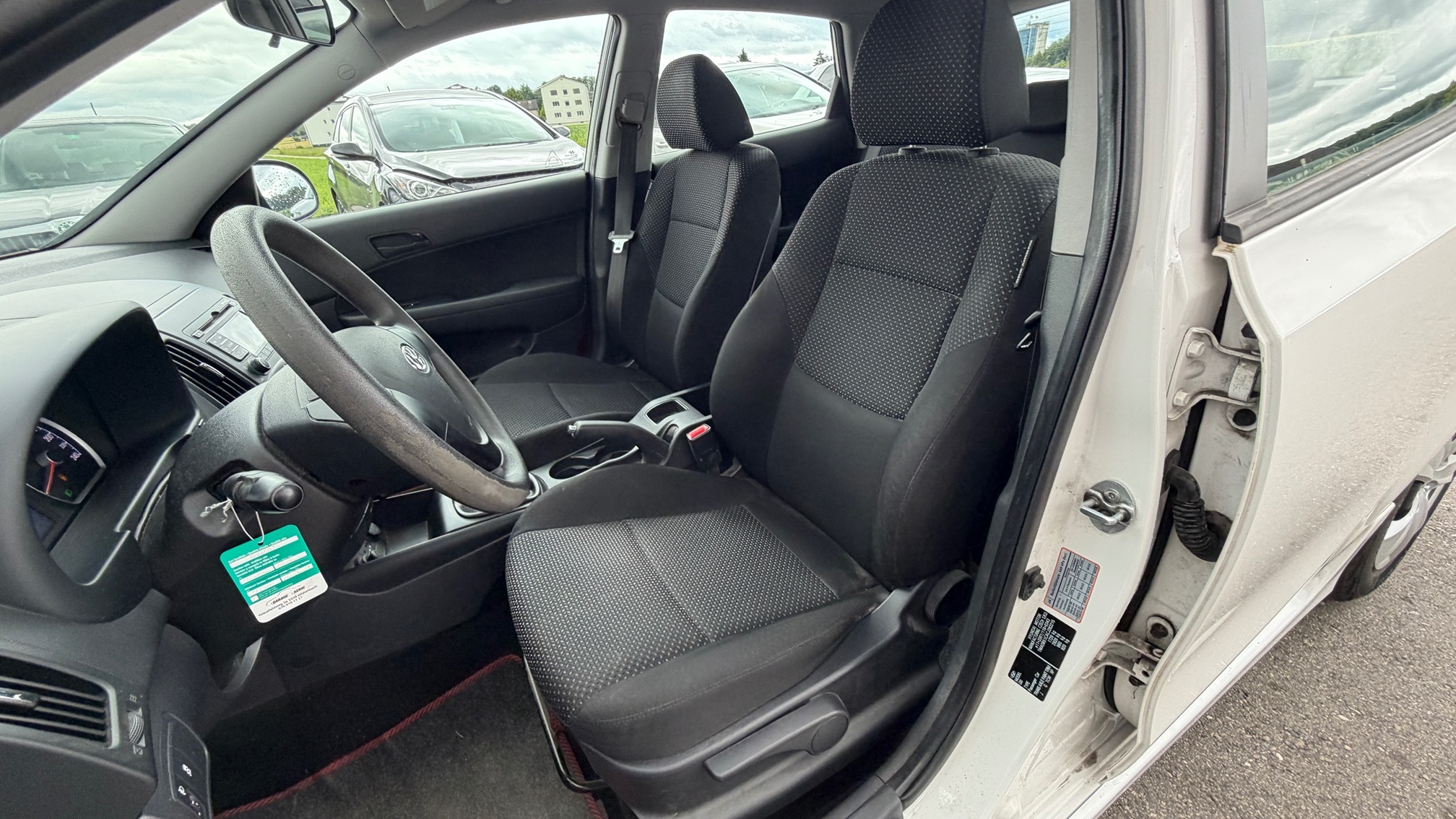 HYUNDAI i30 1.4 — zdjęcie 9