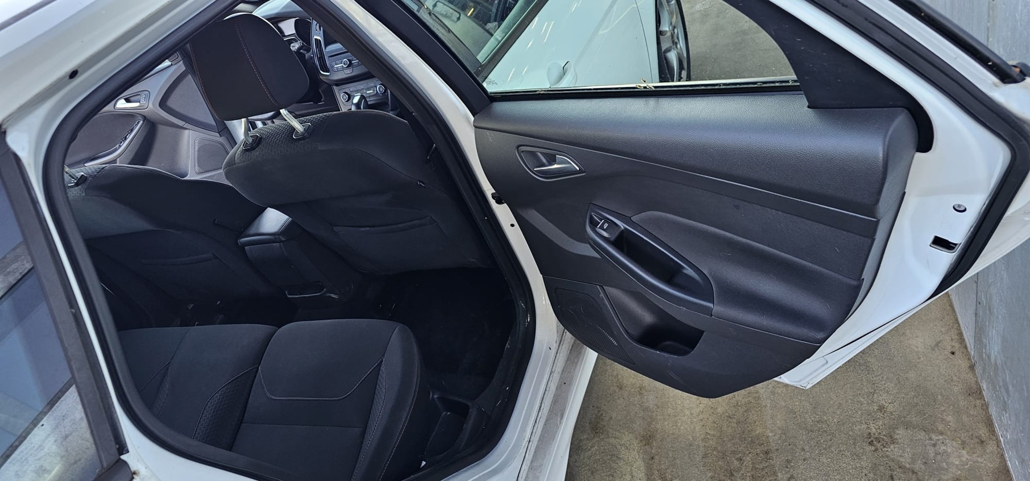 FORD Focus 1.0 SCTi — zdjęcie 15