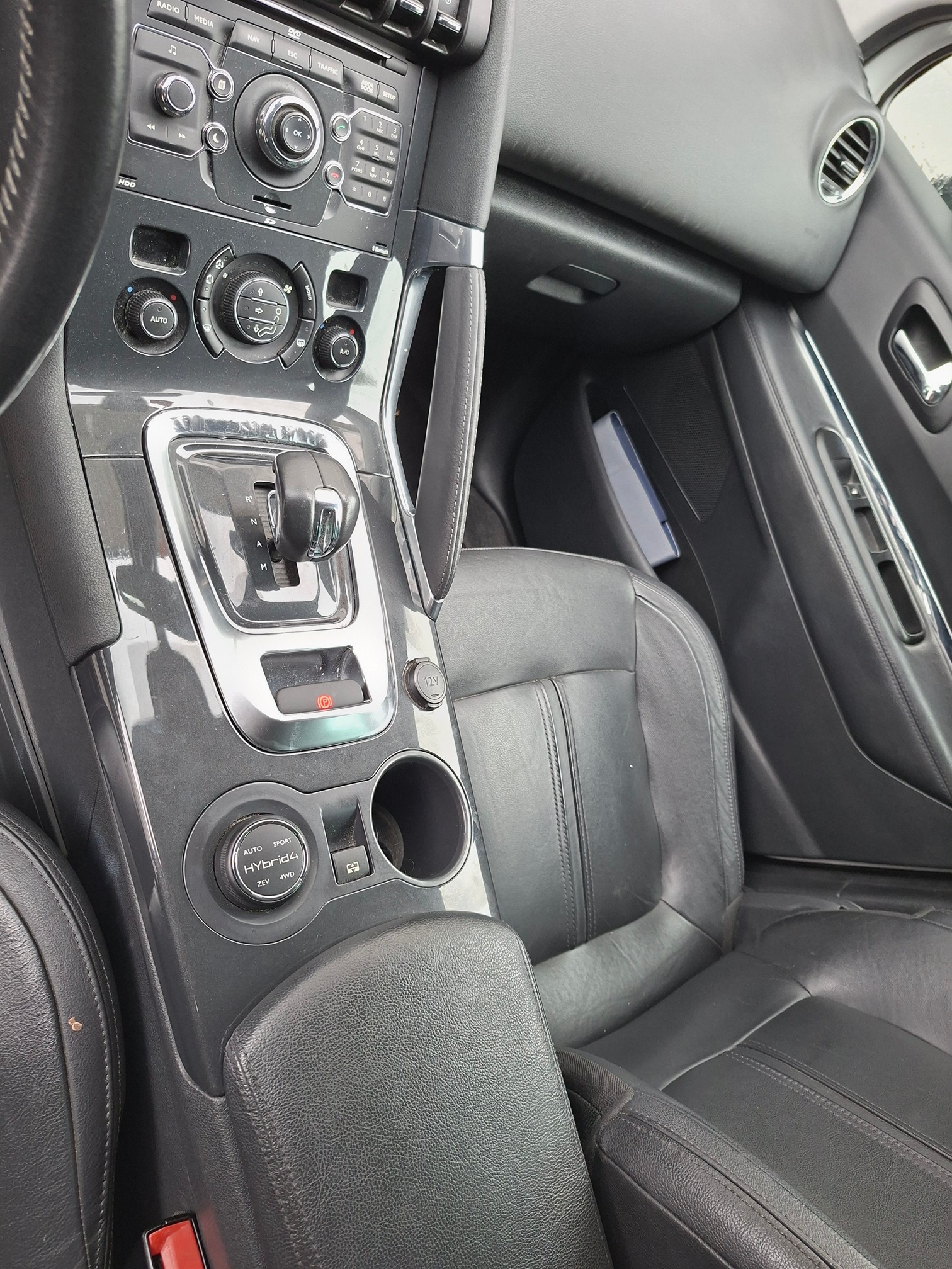 PEUGEOT 3008 HYbrid4 — zdjęcie 11