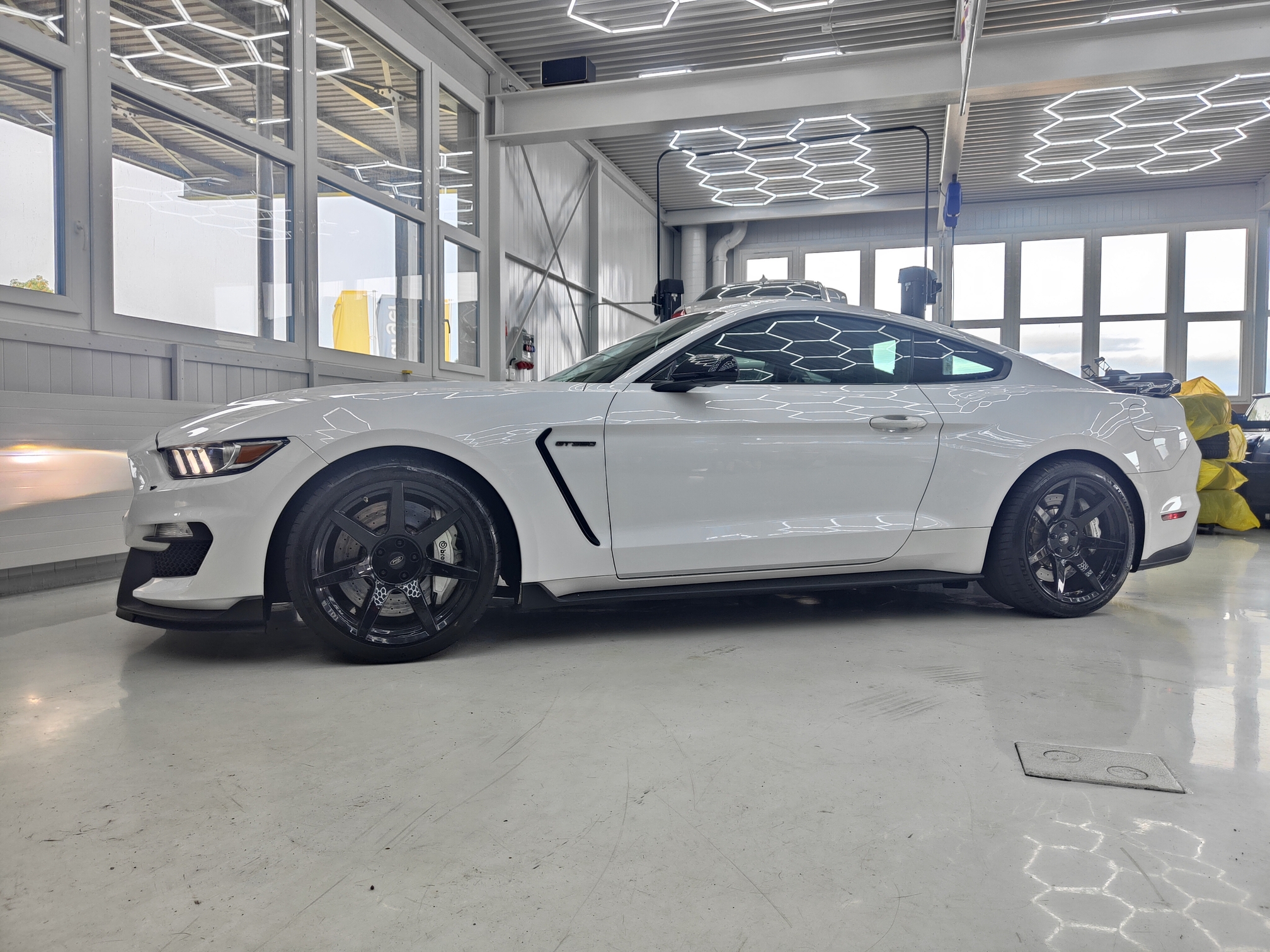 FORD Mustang Shelby GT 350 — zdjęcie 7