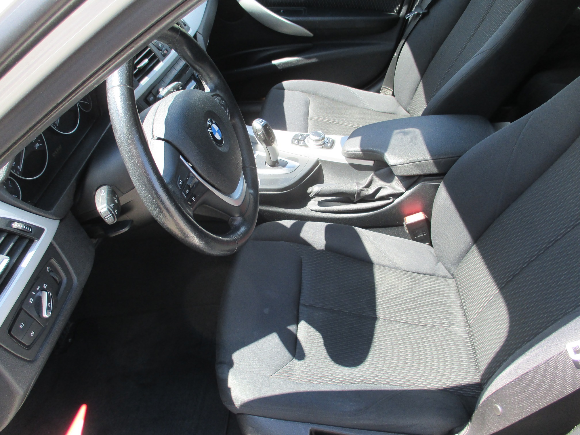 BMW 320i — zdjęcie 9