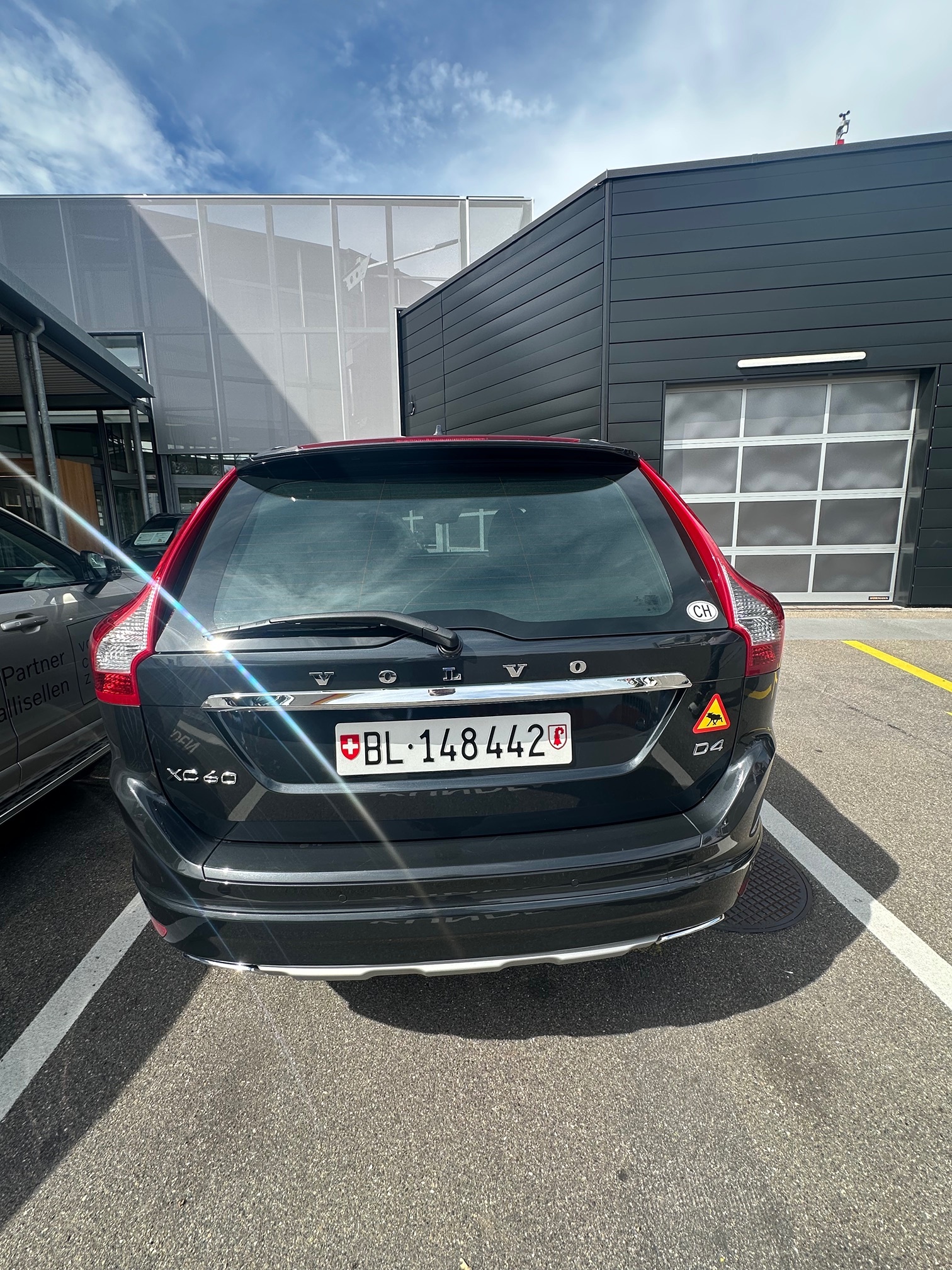 VOLVO XC60 D4 — zdjęcie 8