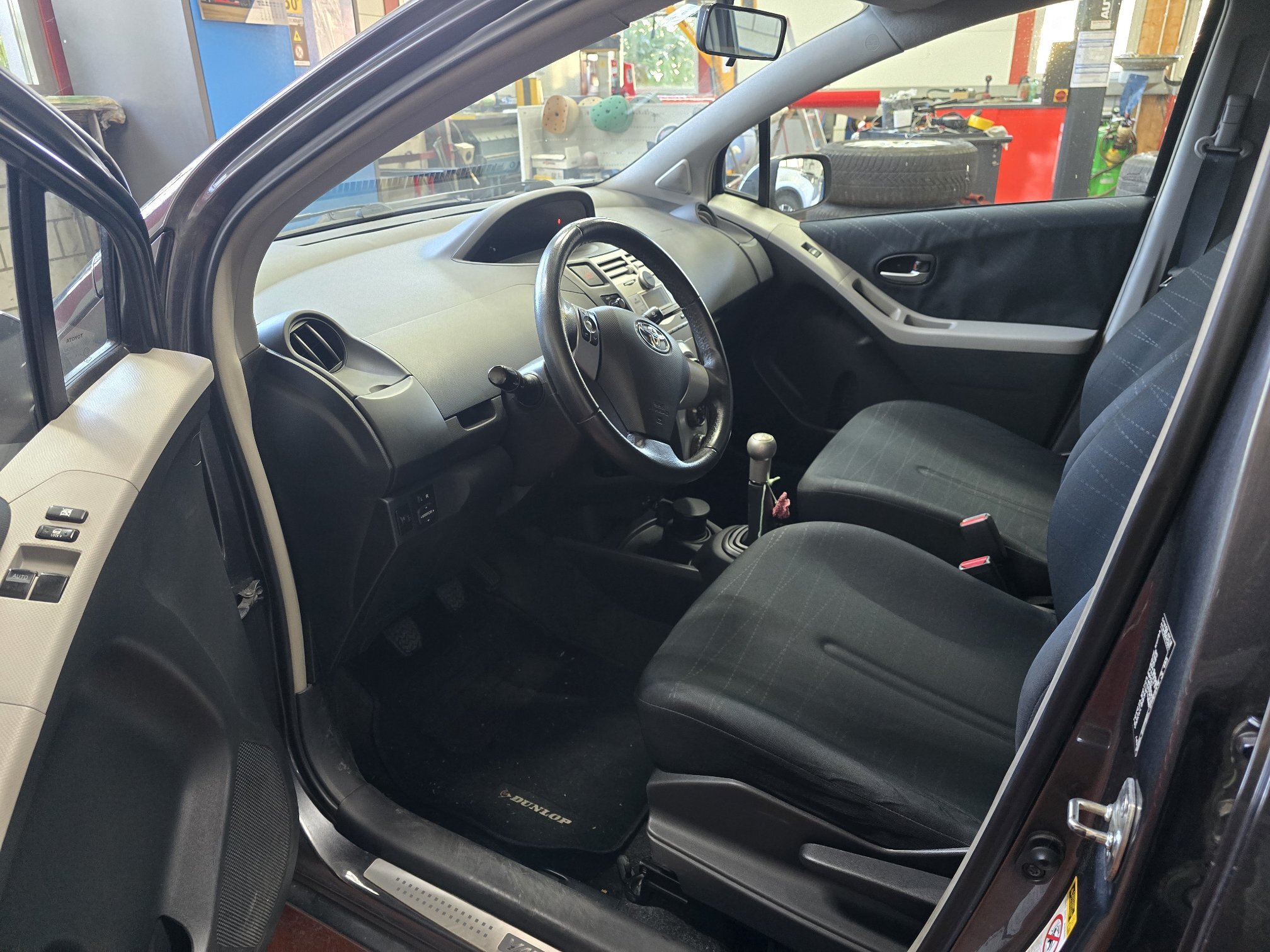 TOYOTA Yaris 1.3 — zdjęcie 8
