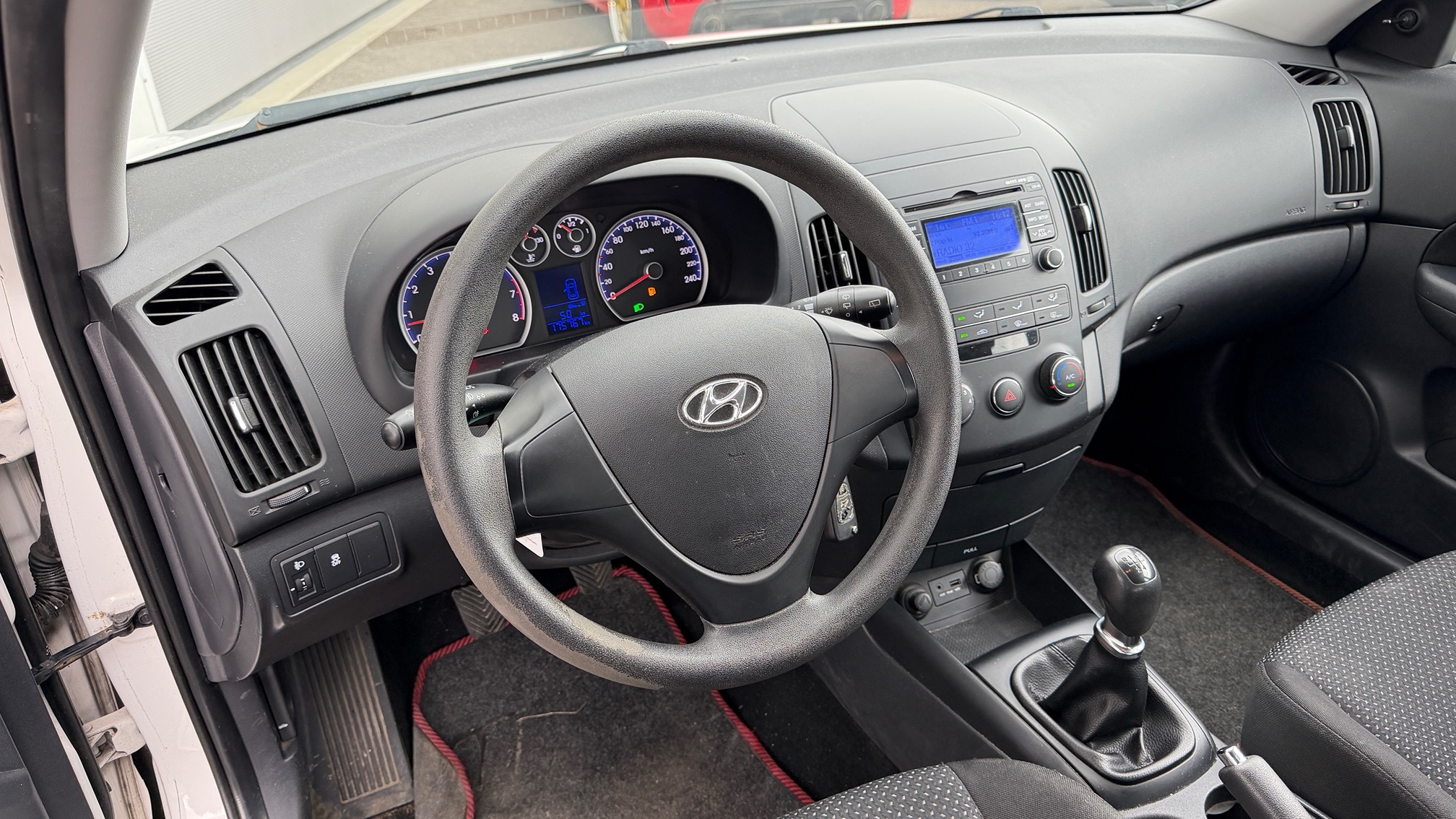 HYUNDAI i30 1.4 — zdjęcie 10