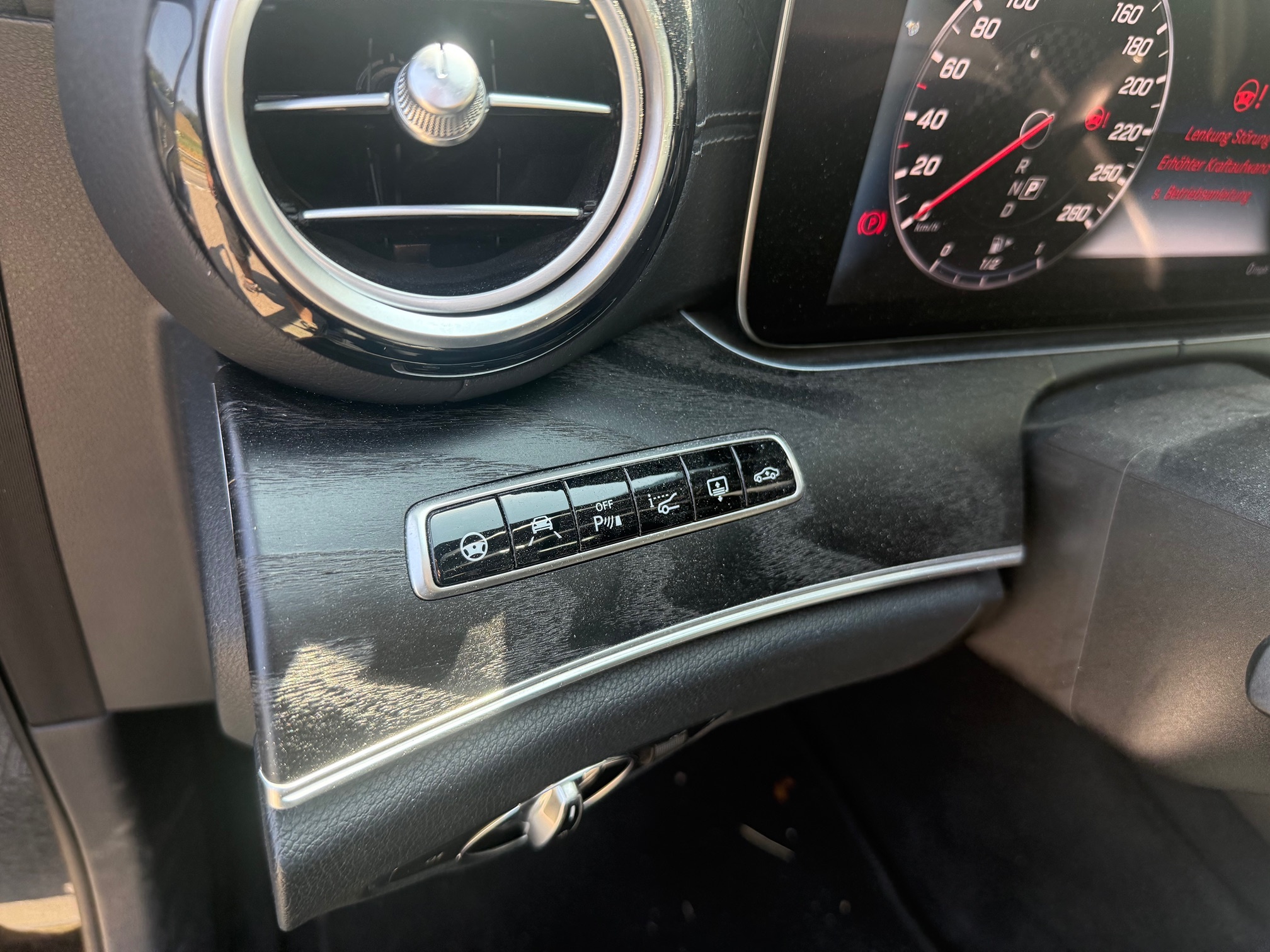 MERCEDES-BENZ AMG E 43 — zdjęcie 12